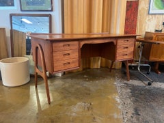 Bureau à double face incurvé en teck de style danois moderne du milieu du siècle dernier de Svend Aage Madsen
