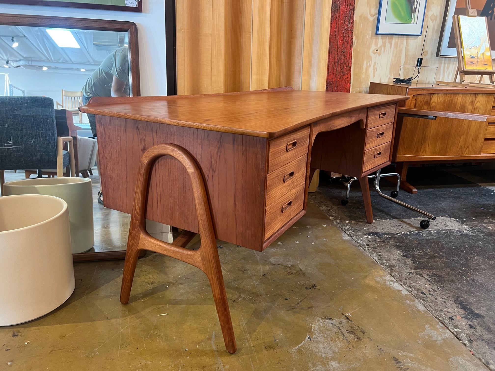 Svend Aage Madsen Mid century danish modern Curved double sided Teak Desk In Good Condition In Boise, ID