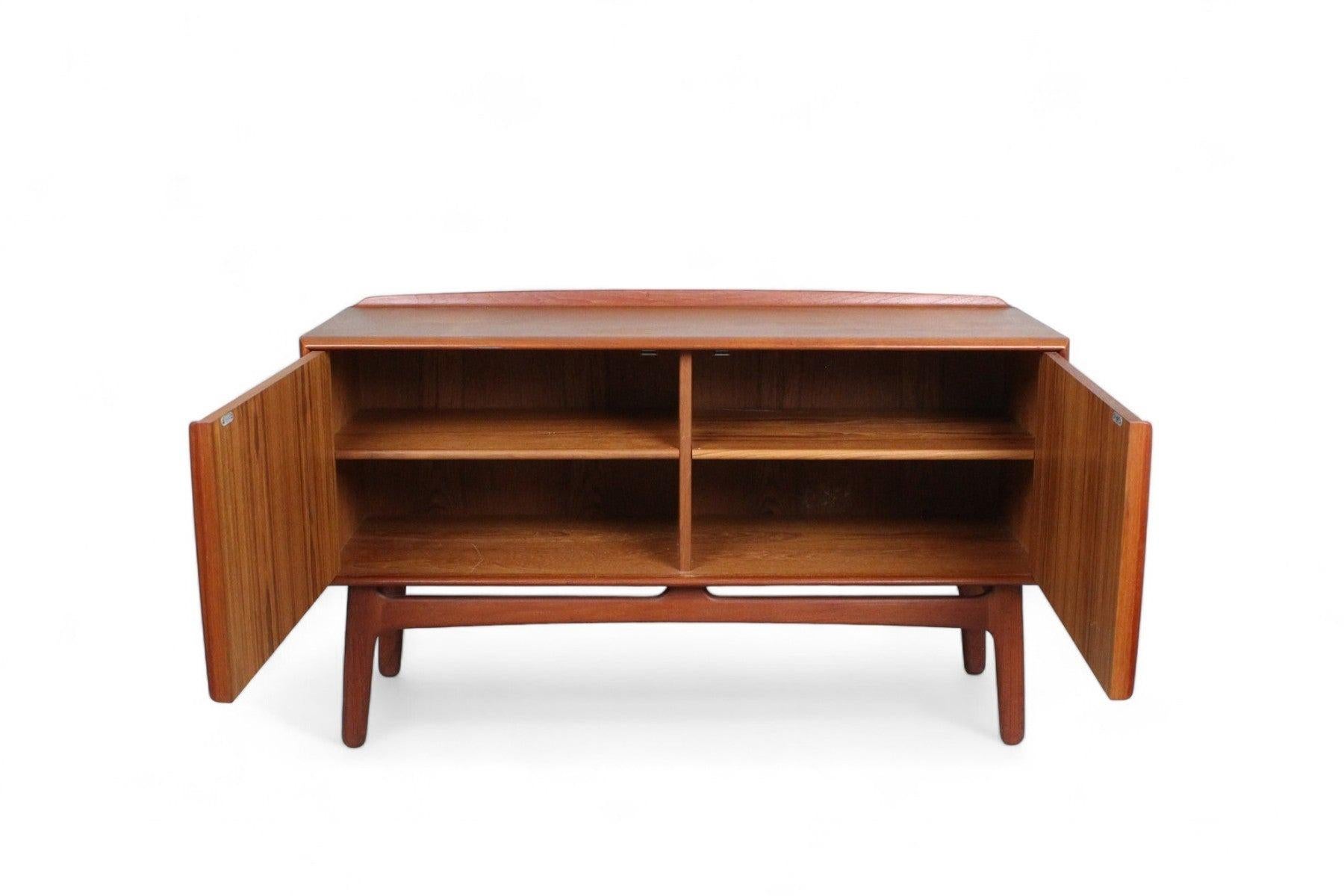 Origen: Dinamarca
Diseñador: Svend Aage Madsen
Fabricante: K. Knudsen & Son
Época: años 60
Materiales: Teca
Medidas: 49,25
