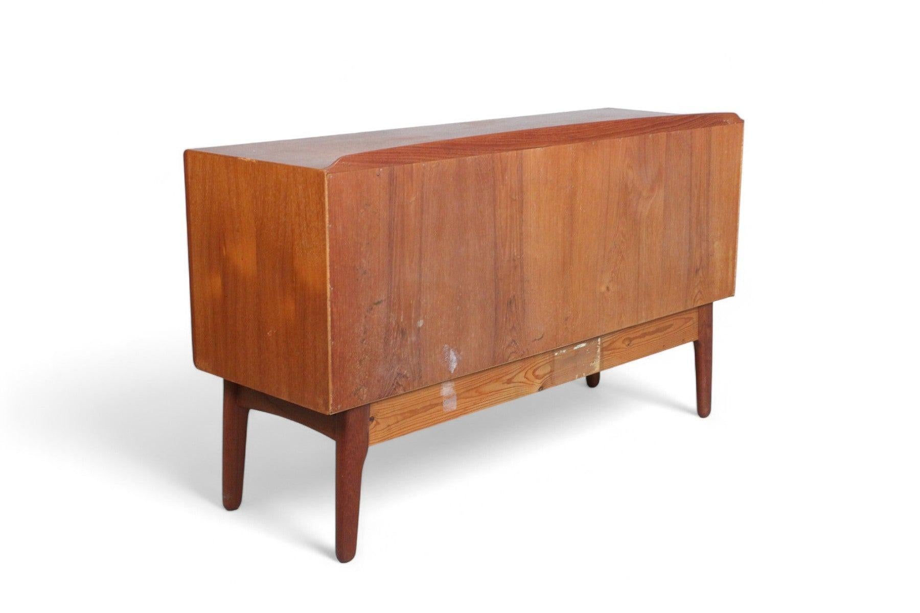 Credenza pequeña de teca Svend Aage Madsen para K. Knudsen Moderno de mediados de siglo en venta
