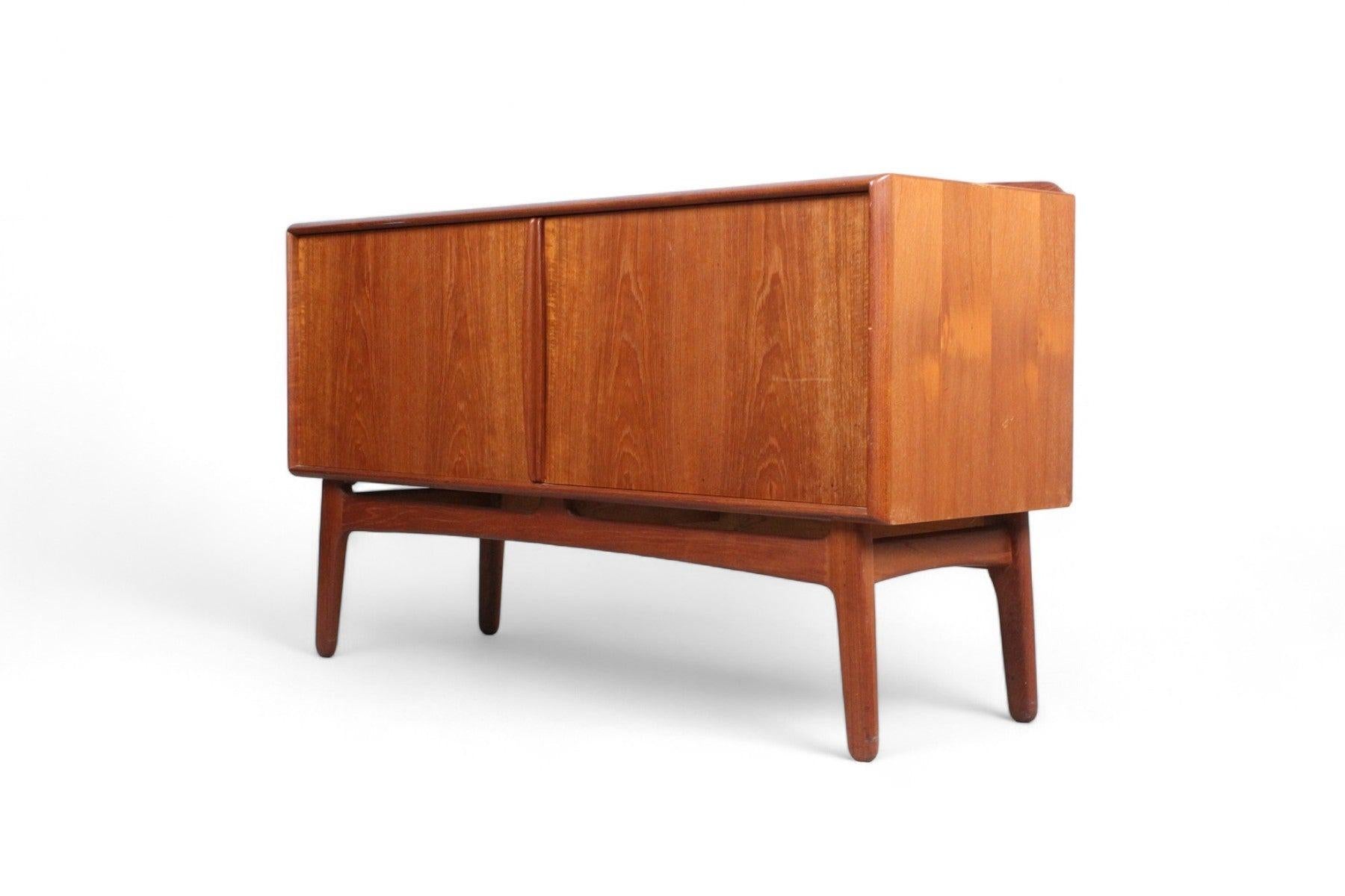Credenza pequeña de teca Svend Aage Madsen para K. Knudsen Danés en venta