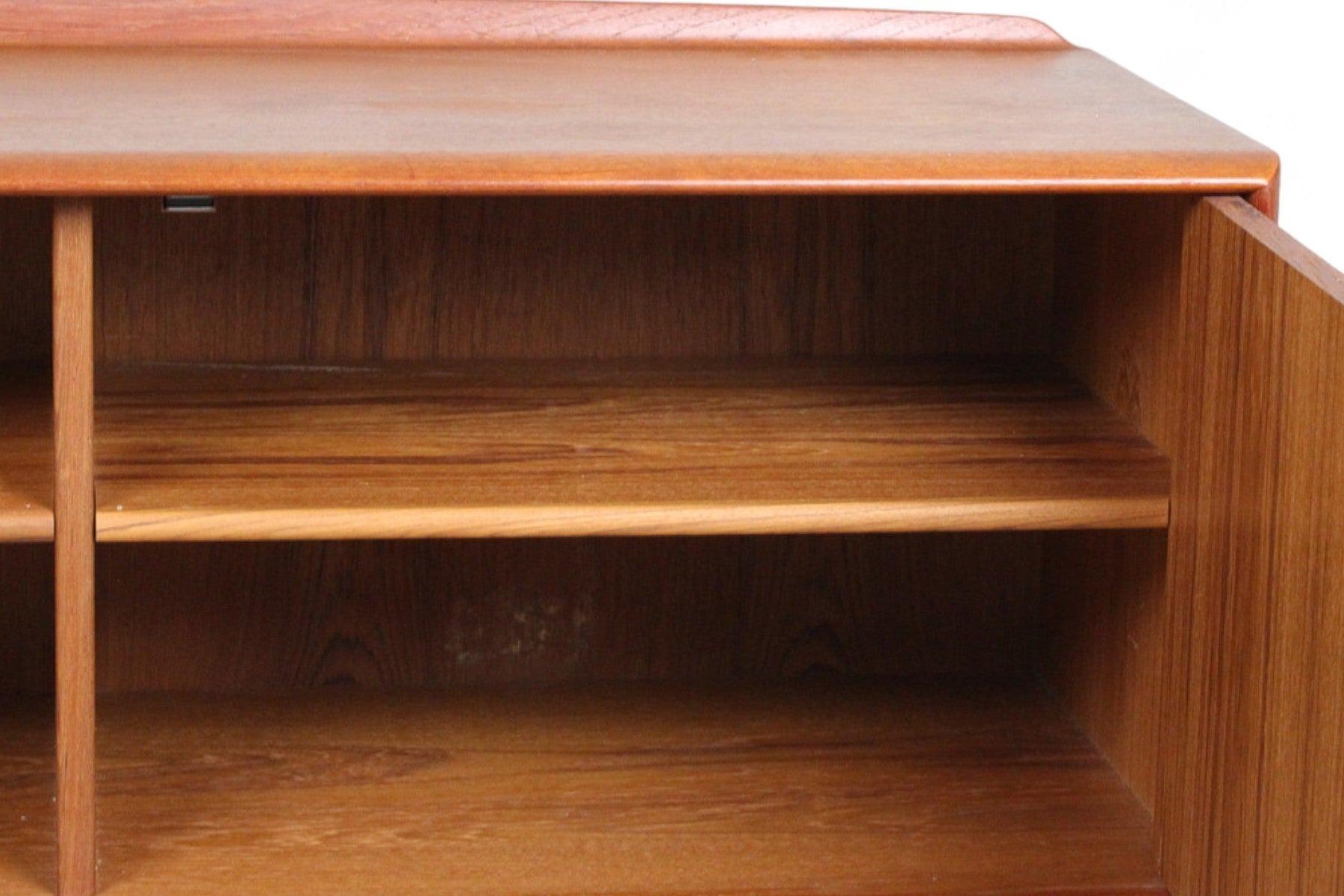 Credenza pequeña de teca Svend Aage Madsen para K. Knudsen en Bueno estado para la venta en Berkeley, CA