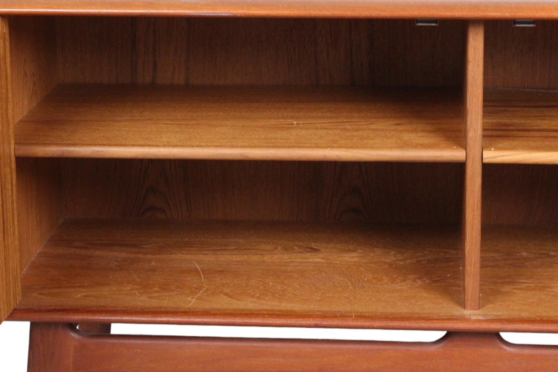 Credenza pequeña de teca Svend Aage Madsen para K. Knudsen siglo XX en venta