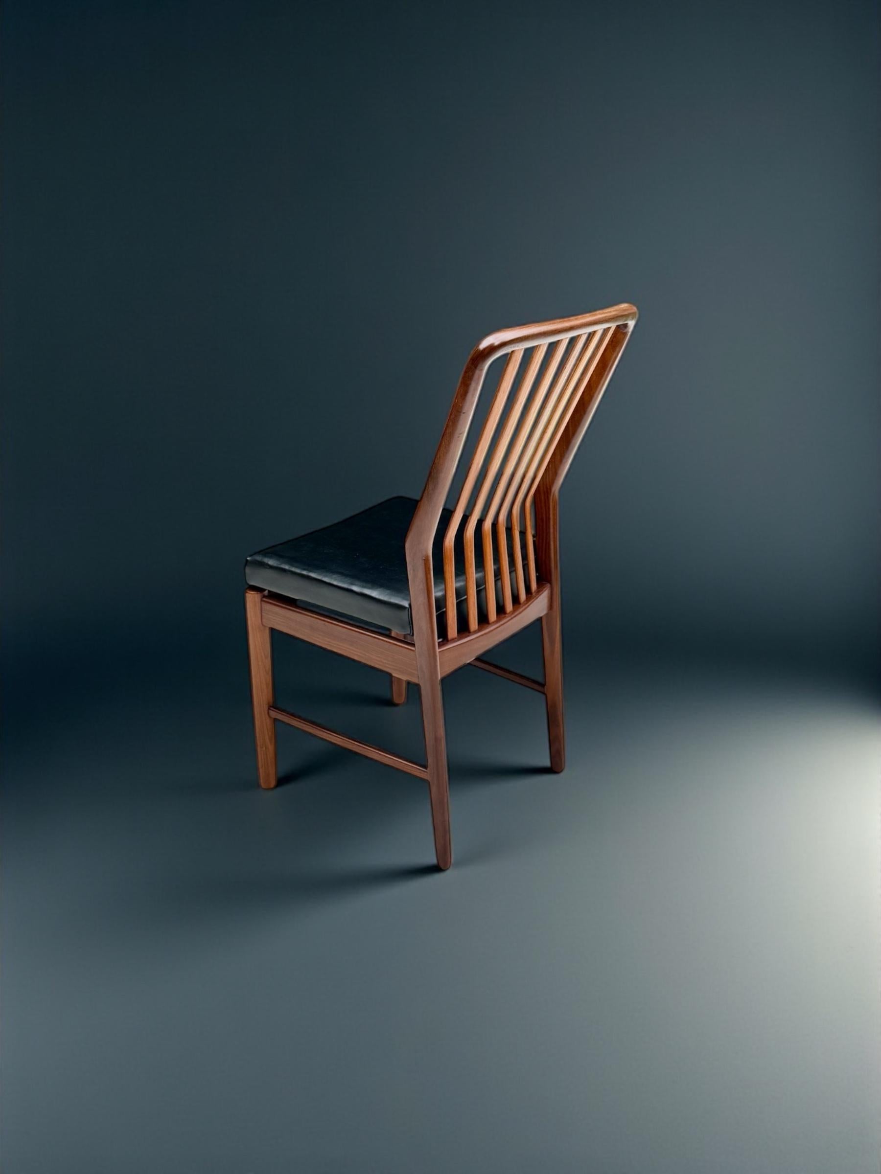Svend Aage Madsen Silla con respaldo de madera de teca y cuero, Dinamarca Años 50 en venta 3