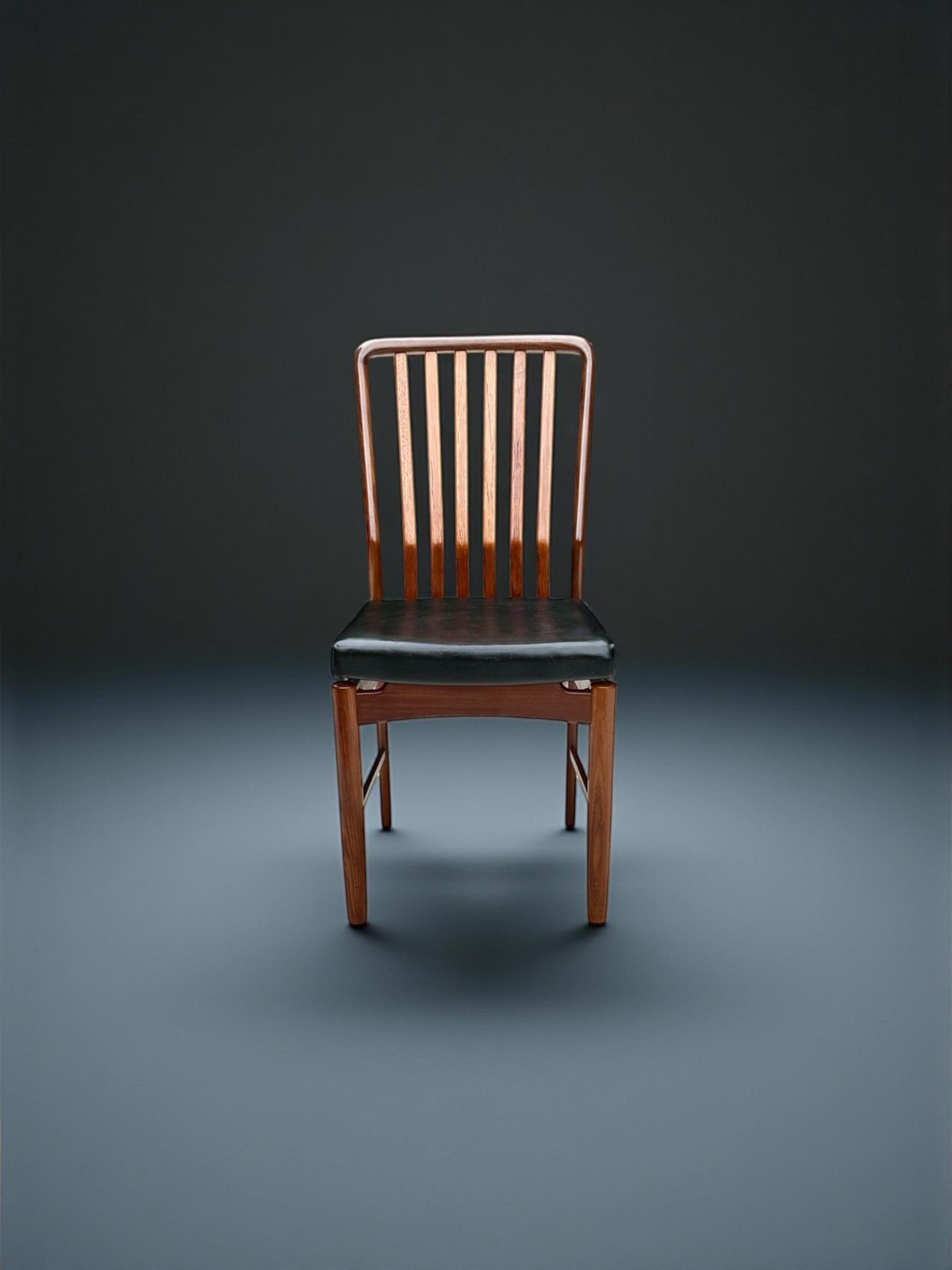 Esta silla con respaldo de palanca Svend Aage Madsen de teca y cuero es una pieza atemporal de Dinamarca. Esta silla encarna la artesanía refinada y los principios de diseño de los muebles modernos de mediados de siglo, por lo que es un complemento