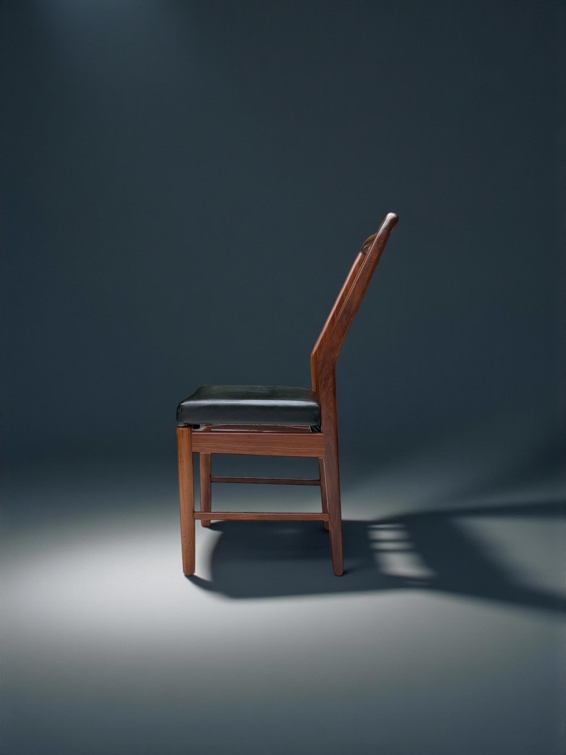 Svend Aage Madsen Silla con respaldo de madera de teca y cuero, Dinamarca Años 50 Moderno de mediados de siglo en venta
