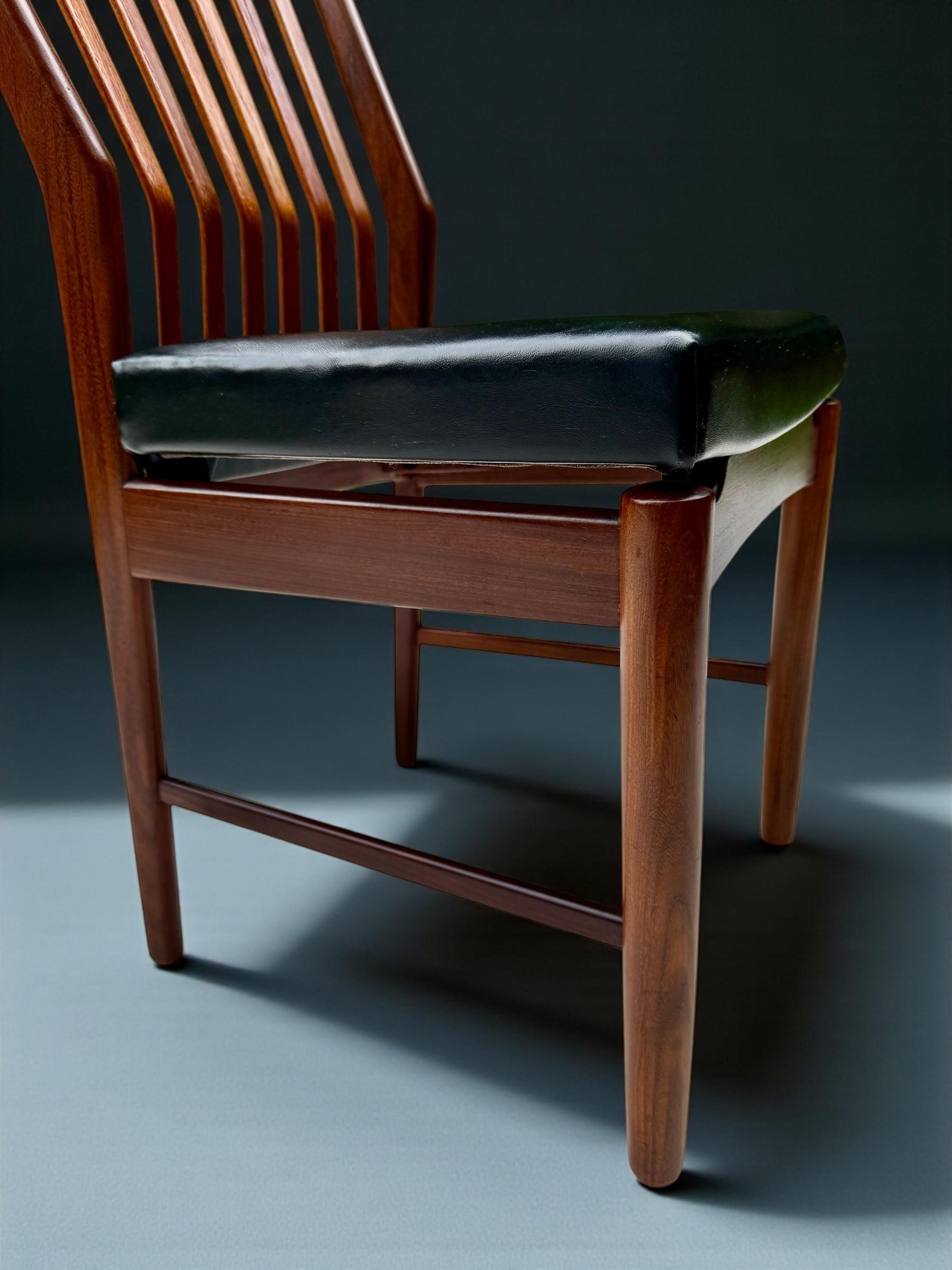 Svend Aage Madsen Silla con respaldo de madera de teca y cuero, Dinamarca Años 50 Danés en venta