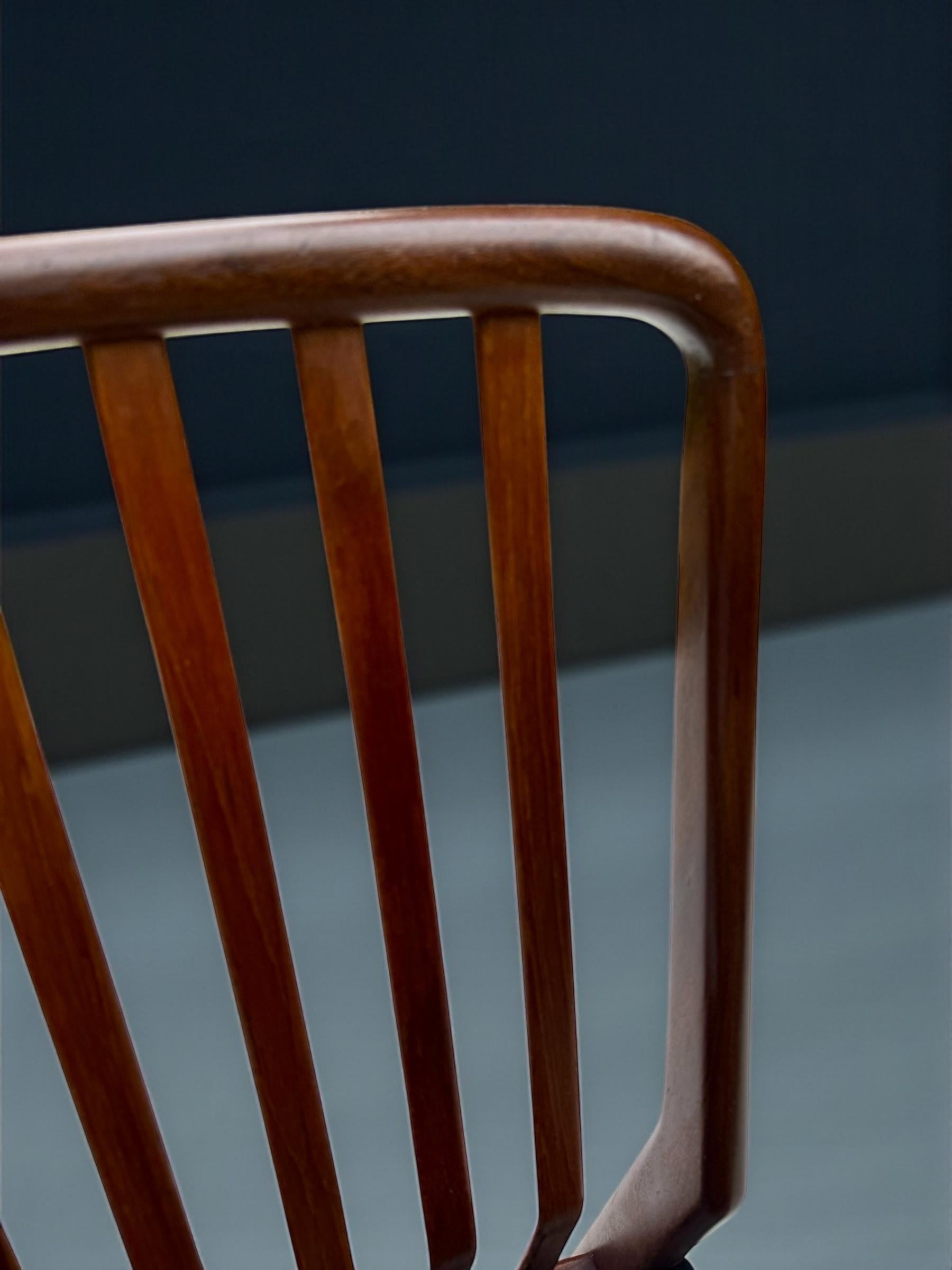 Svend Aage Madsen Silla con respaldo de madera de teca y cuero, Dinamarca Años 50 Hecho a mano en venta