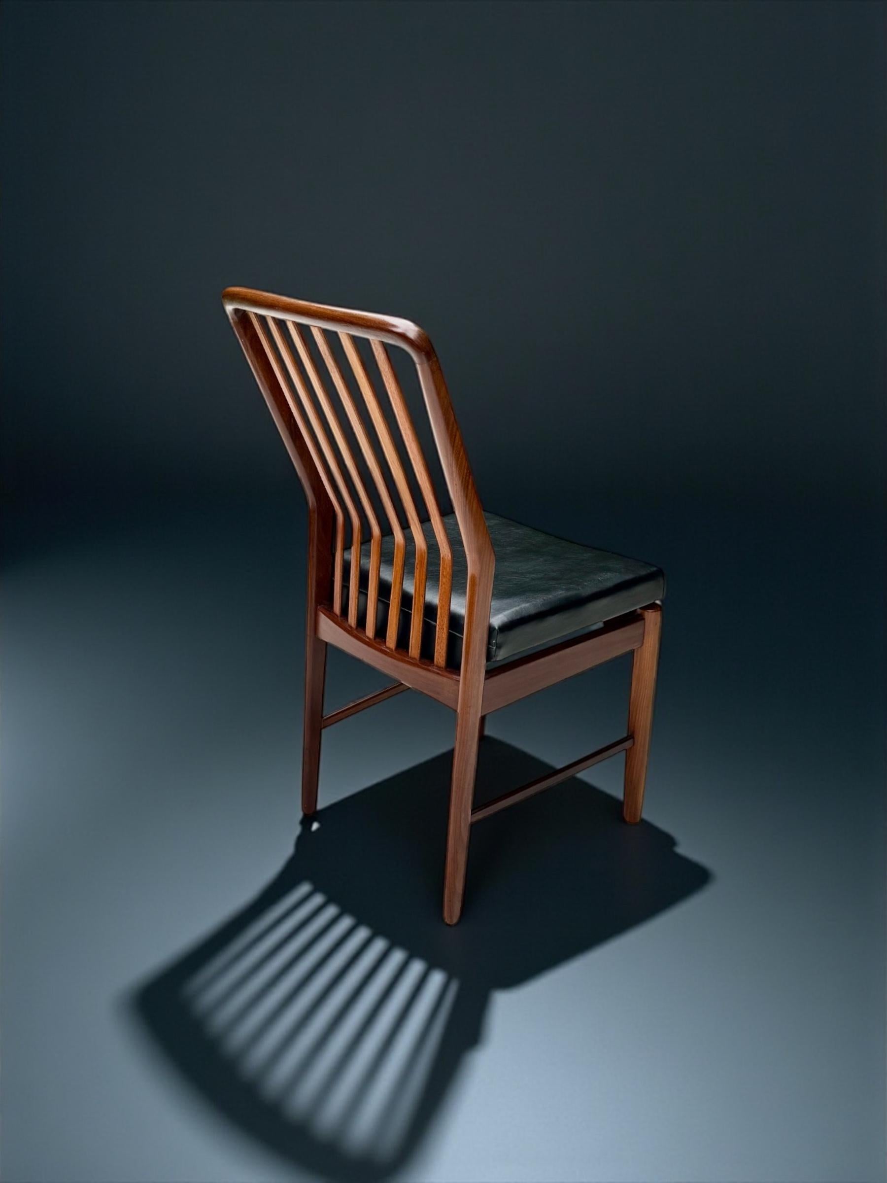 Svend Aage Madsen Silla con respaldo de madera de teca y cuero, Dinamarca Años 50 mediados del siglo XX en venta