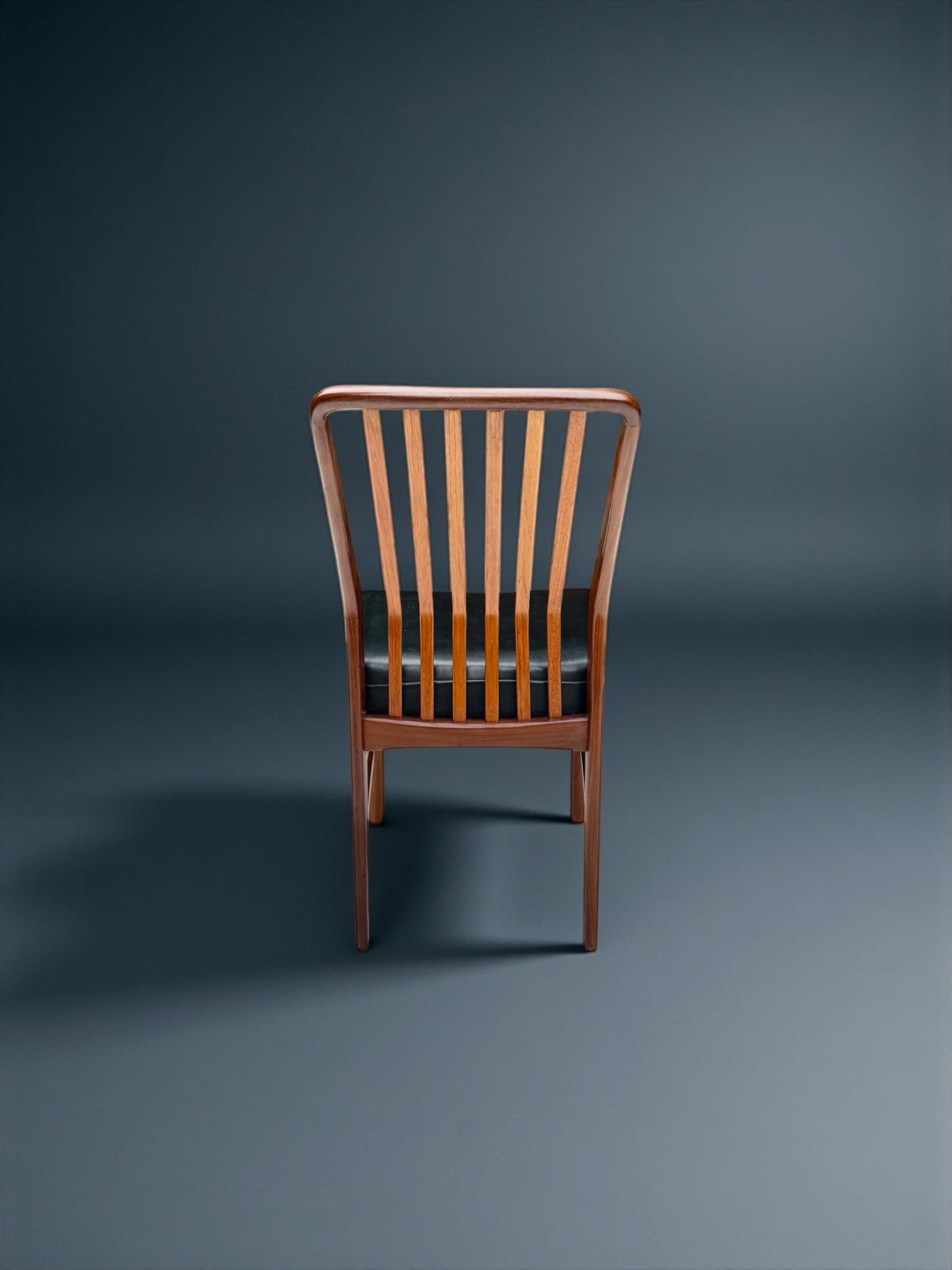 Svend Aage Madsen Silla con respaldo de madera de teca y cuero, Dinamarca Años 50 Cuero en venta