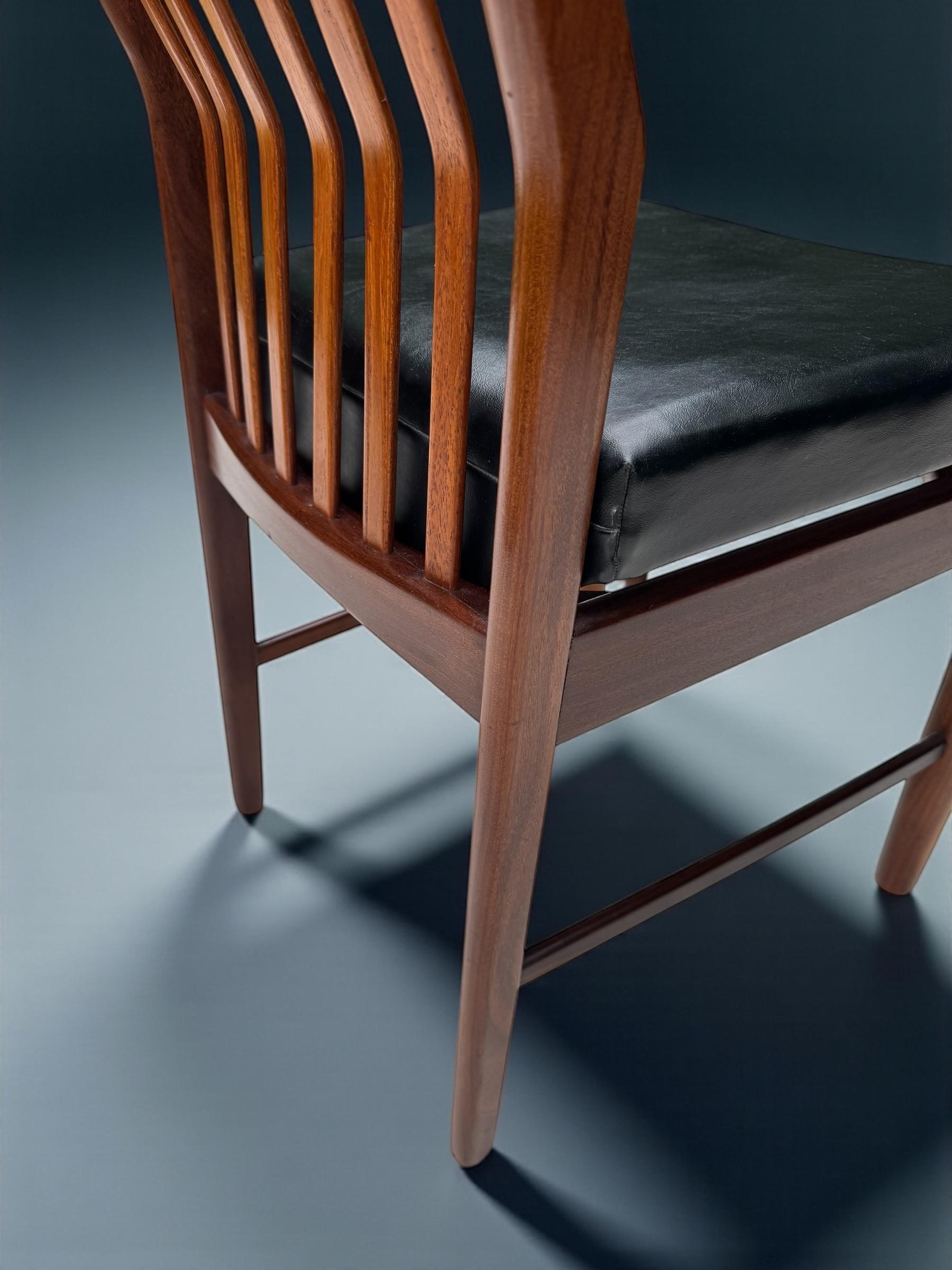 Svend Aage Madsen Silla con respaldo de madera de teca y cuero, Dinamarca Años 50 en venta 1