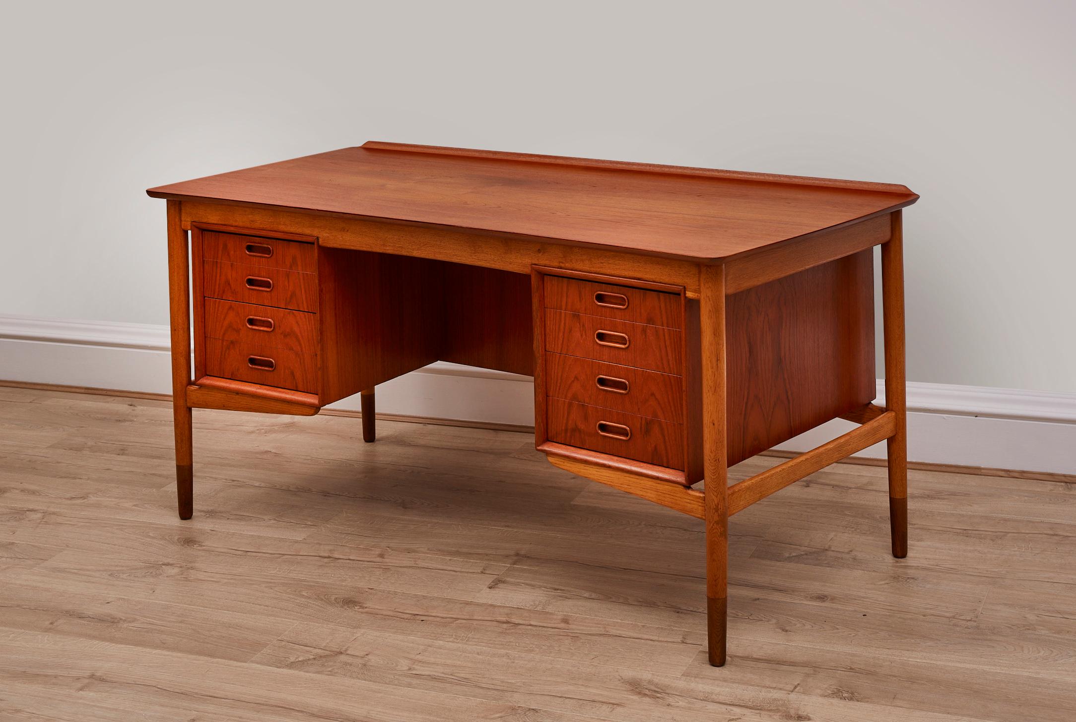 Teak curved desk by Svend Aage Madsen, Denmark 1960s. Very rare.

3 drawers on the left side, 3 on the right side, open back with shelf and small storage unit.

Extremely good vintage condition. Repolished.  Signed with the manufacturer.