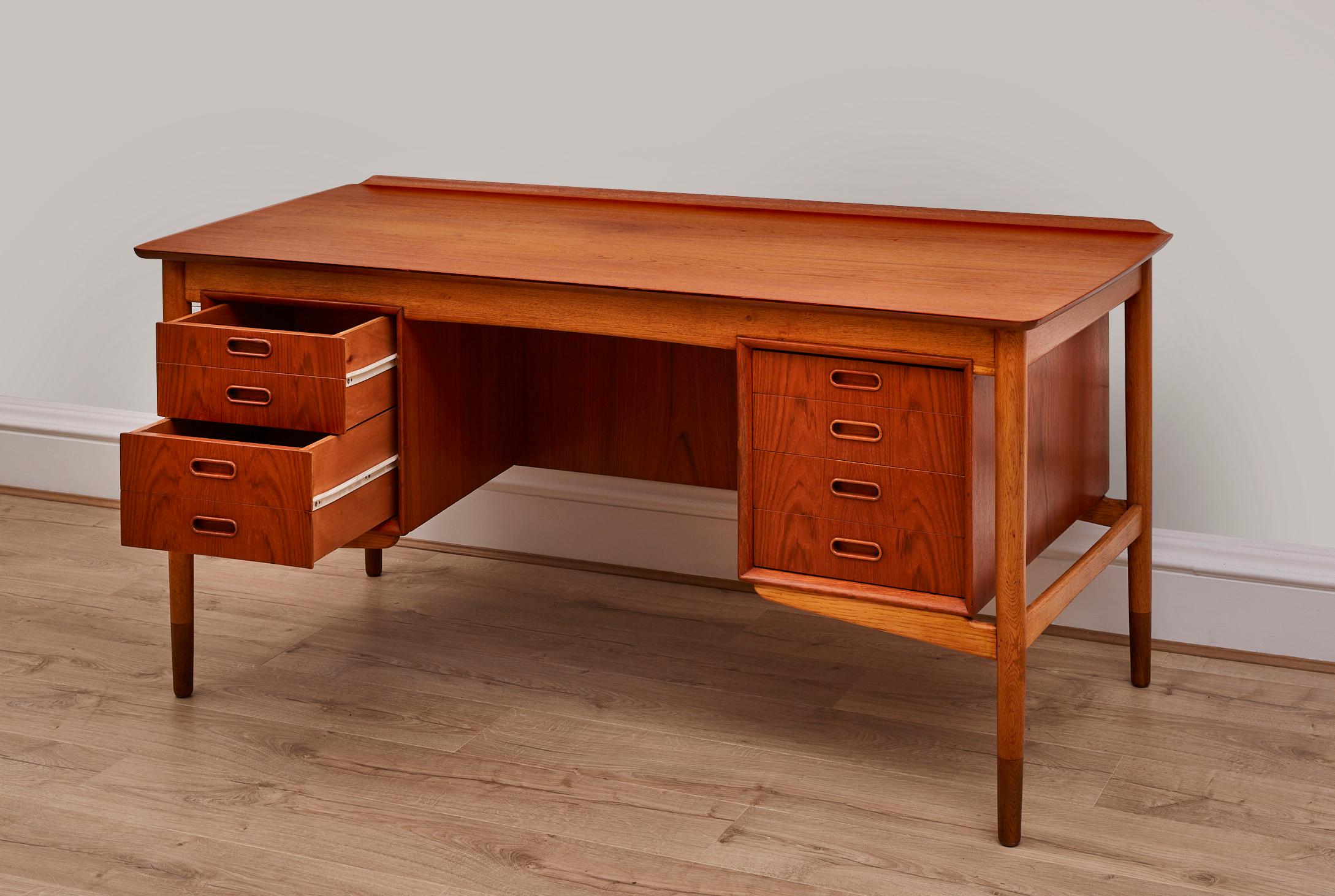 Svend Aage Madsen Teak Curved Desk , Rare, Denmark 1960s In Good Condition In London, GB