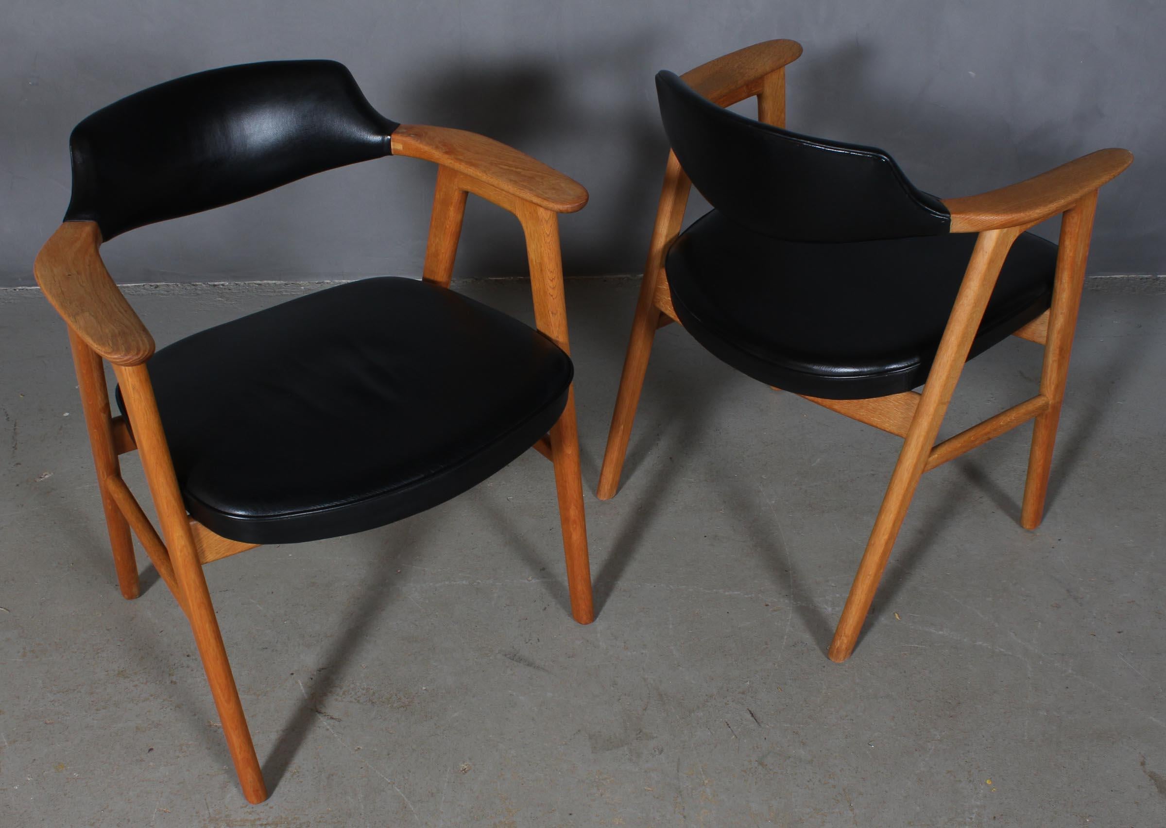 Svend Åge Eriksen armchairs in solid oak.

Original upholstered with black leather.

Made by Glostrup Møbelfabrik.