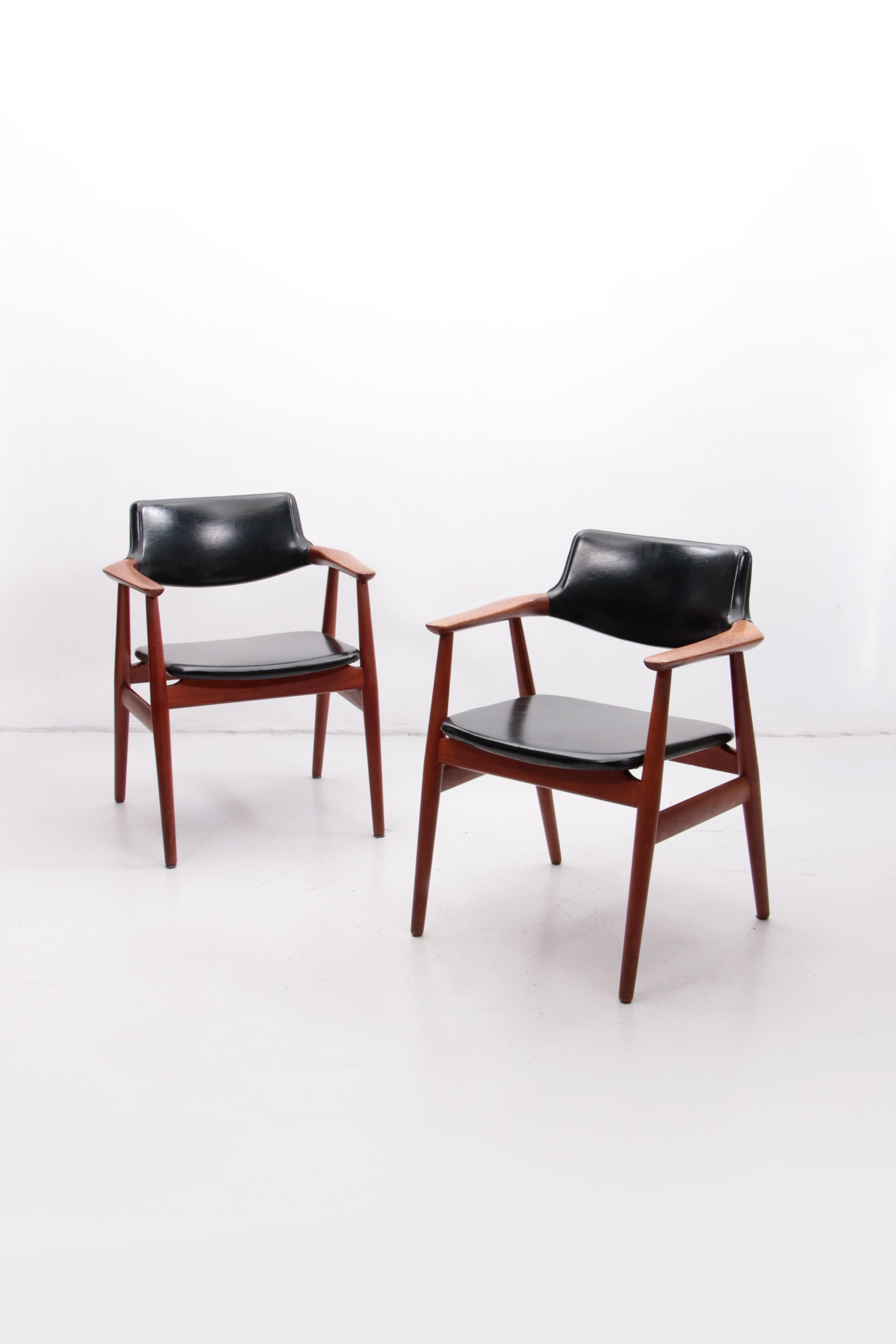 Danish teak armchairs by Svend Age Eriksen for Glostrup Møbelfabrik in the 1960s. The chairs are for sale separately.
The price is for 1 chair.
A beautiful piece of Danish midcentury design.
This is the model GM11 in solid teak and with black