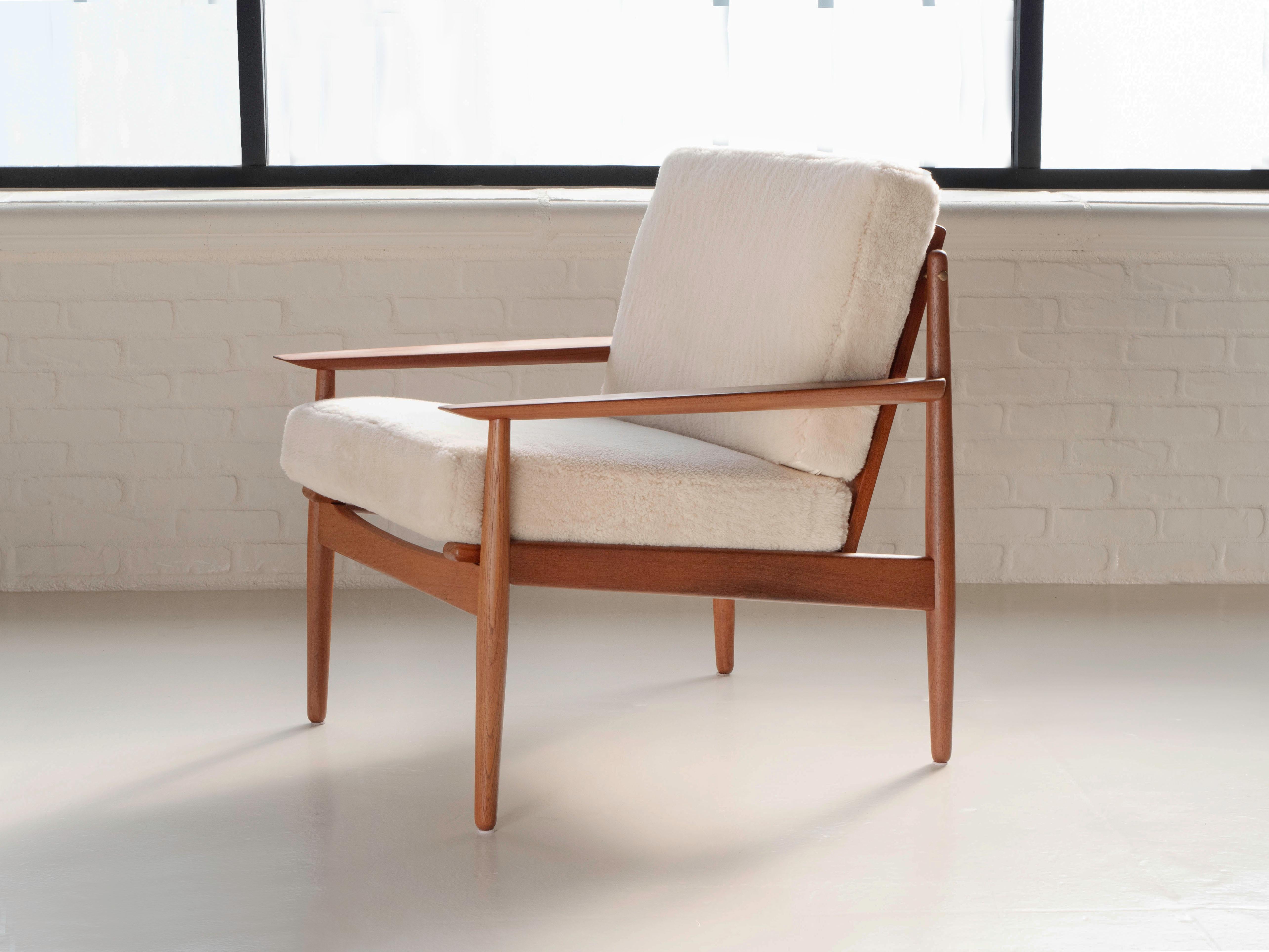 Svend Age Eriksen for Glostrup Møbelfabrik. Made in Denmark circa 1960's. The solid teak chair frame has been refinished and is in excellent condition. The upholstery was redone with genuine shearling, new foam was also added. 


Chair