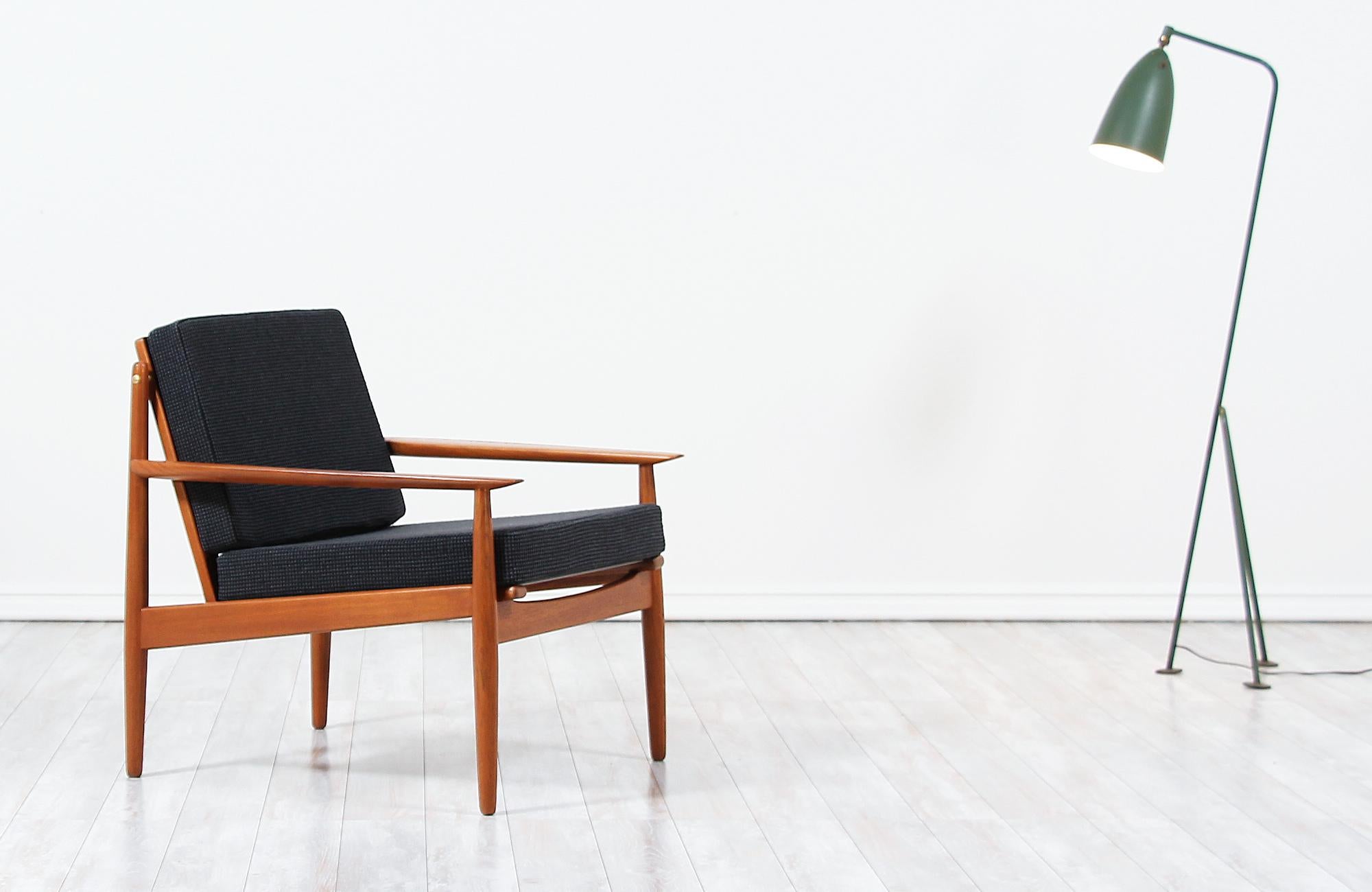 Comfortable modern lounge chair designed by Svend Åge Eriksen and manufactured in Denmark by Glostrup Møbelfabrik, circa 1960s. This beautiful chair features a solid teak wood frame and sculpted armrests with organic shapes showing exceptional