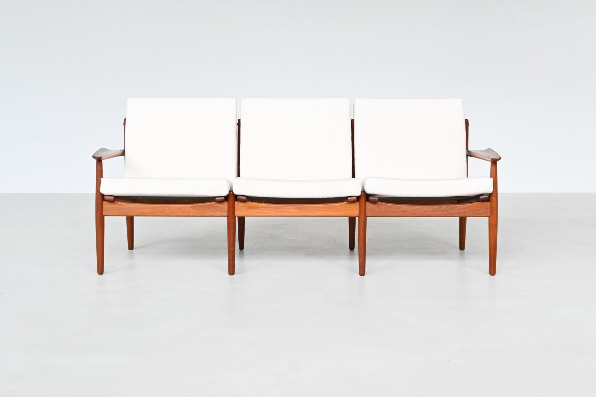 Questo elegante divano a tre posti è stato disegnato da Svend Åge Eriksen e prodotto da Glostrup Møbelfabrik in Danimarca negli anni Sessanta. Realizzata in teak massiccio, la struttura presenta linee morbide e scultoree e braccioli splendidamente