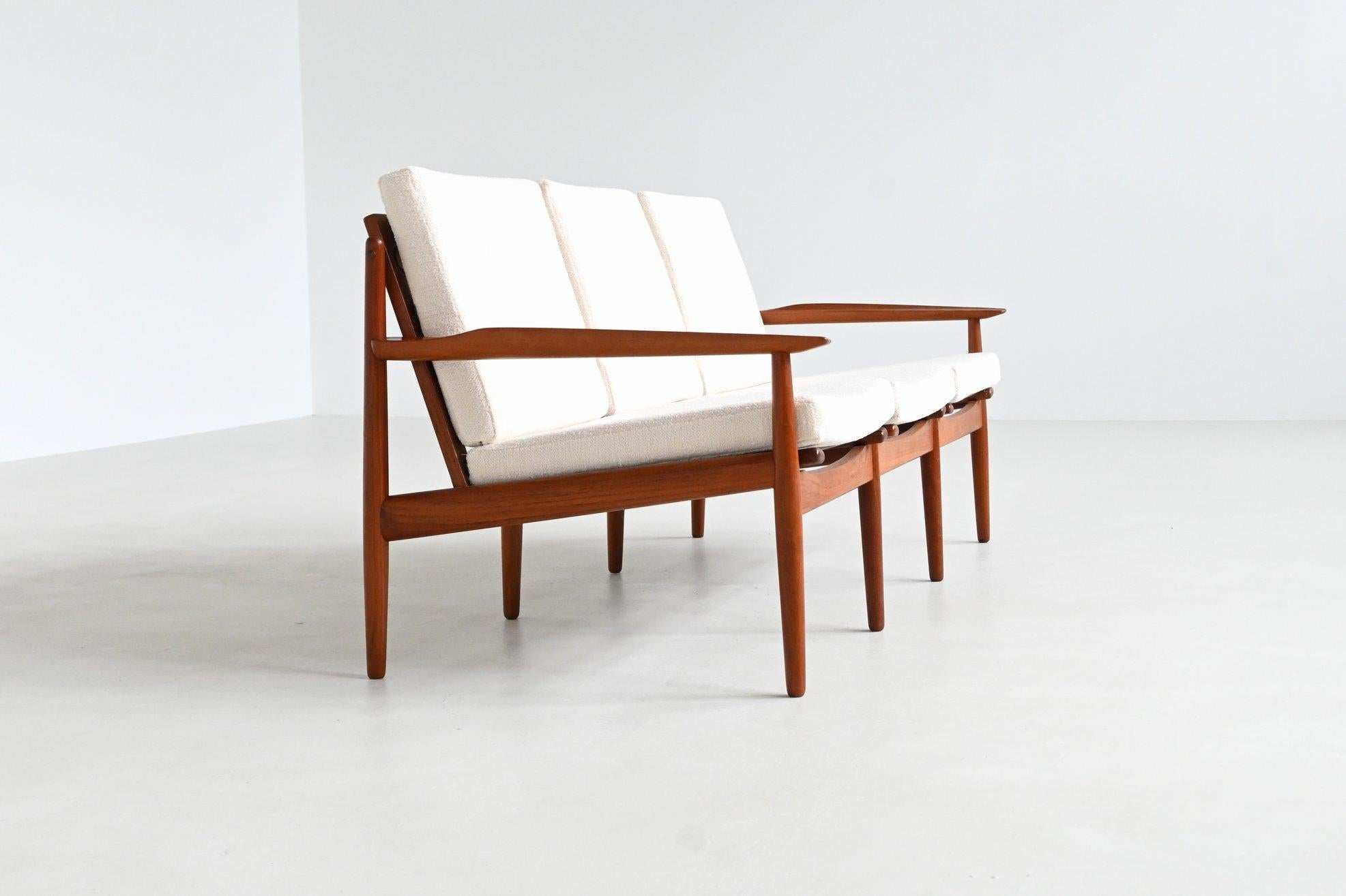 Scandinavo moderno Divano a tre posti in teak Svend Age Eriksen Glostrup Danimarca 1960 in vendita