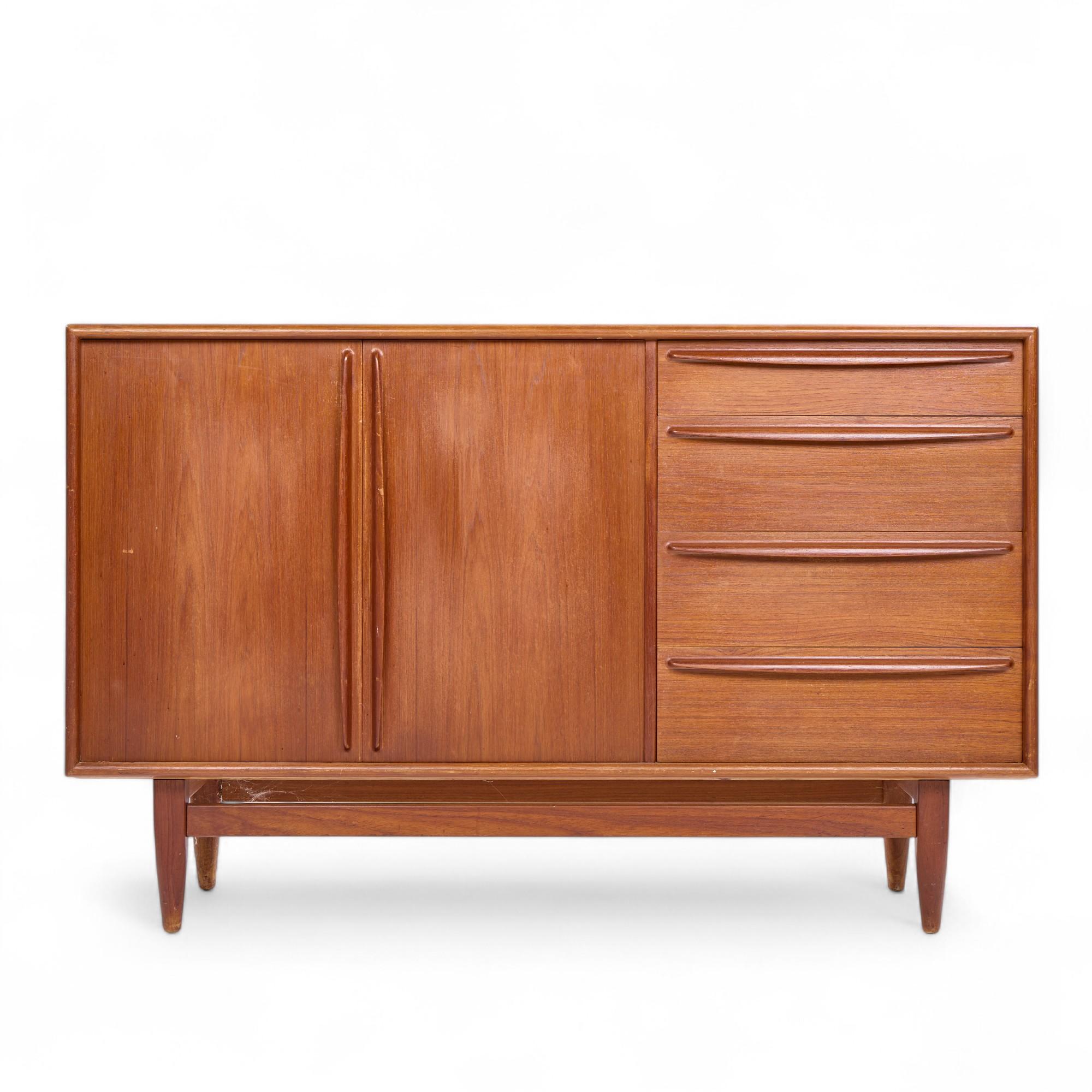 Svend Åge Madsen für Falster Mid Century Danish Teak Credenza

Diese Anrichte misst: 54 breit x 18 tief x 34 Zoll hoch

Alle Möbelstücke sind in einem so genannten restaurierten Vintage-Zustand zu haben. Das bedeutet, dass das Stück beim Kauf