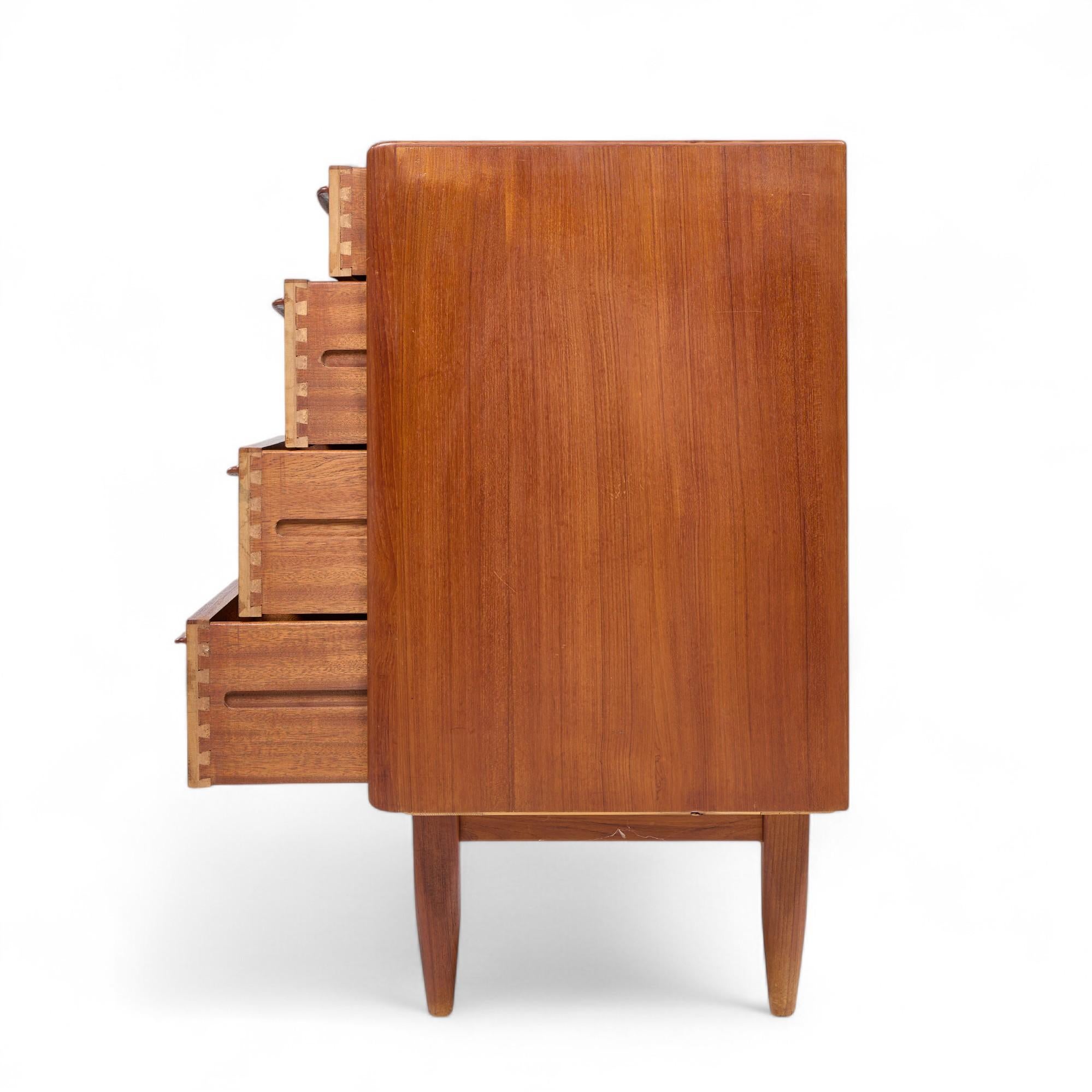 Svend Åge Madsen für Falster Mid Century Danish Teak Credenza im Zustand „Gut“ im Angebot in Franklin Park, IL
