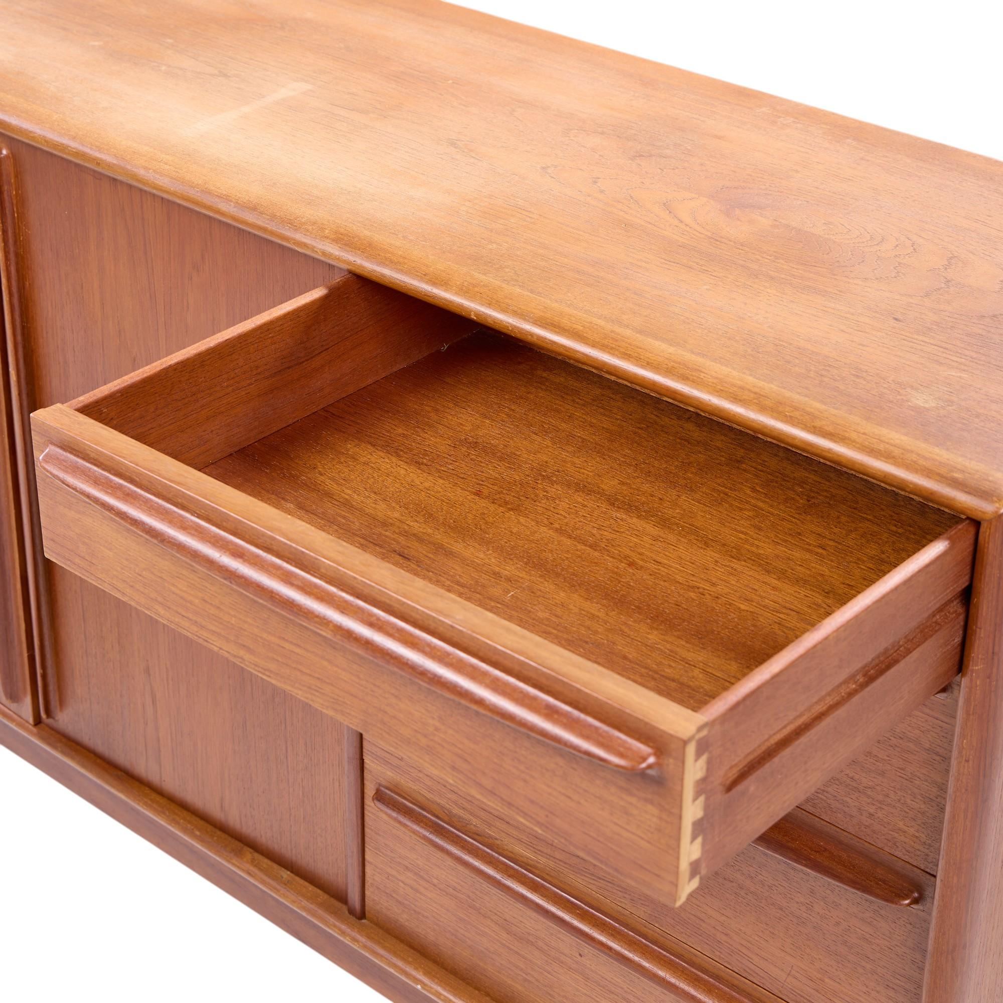 Svend Åge Madsen für Falster Mid Century Danish Teak Credenza (Teakholz) im Angebot