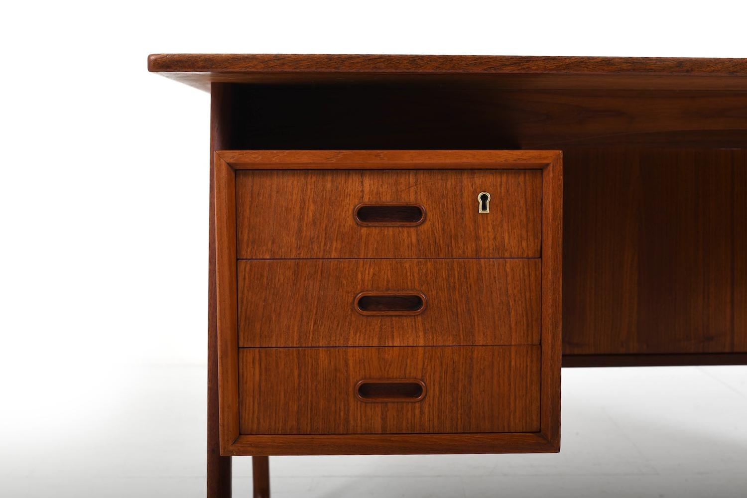 Svend Åge Madsen Sled Legs Teak Desk 1960s In Good Condition For Sale In Handewitt, DE