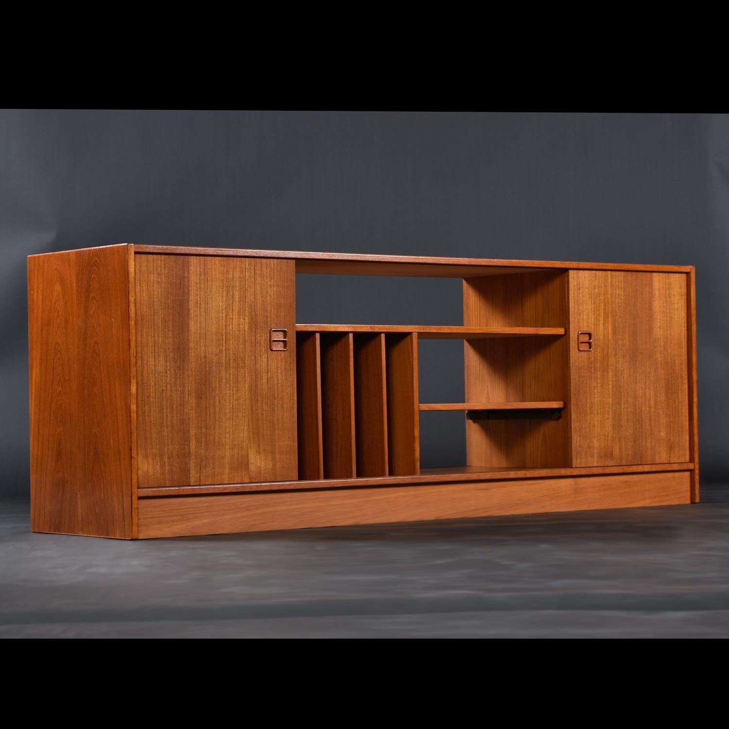 Svend B. Feldballes Møbelfabrik Danish Teak Credenza Record Media Cabinet In Good Condition In Chattanooga, TN