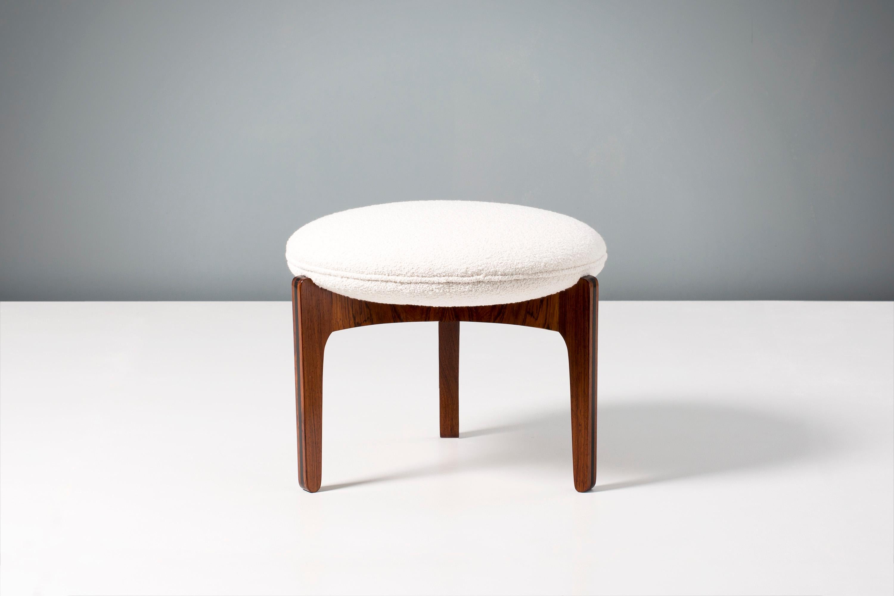 Ottoman rond, 1962

structure à 3 pieds en bois de rose avec assise ronde recouverte d'un nouveau tissu italien en laine bouclée. Fabriqué par Christian Linnebergs Møbelfabrik, Danemark. 

Littérature : Magazine Mobilia 1962, p.84.

 