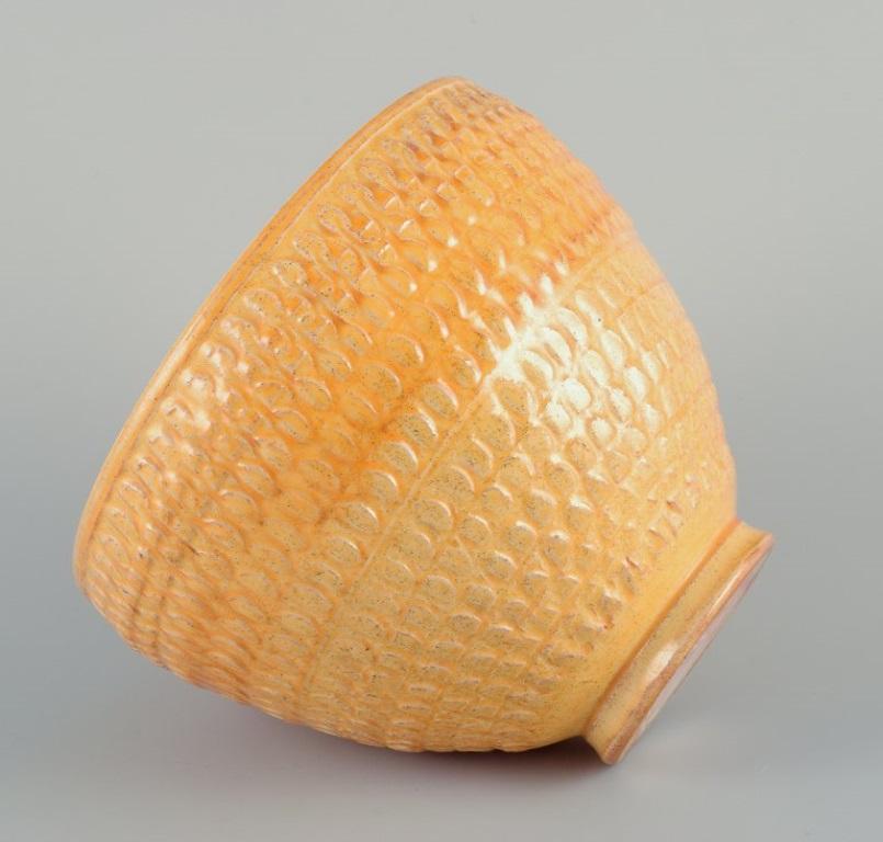 Metà XX secolo Svend Hammershøi (1873-1948) per Kähler, Danimarca. Vaso in ceramica con smalto all'uranio. in vendita