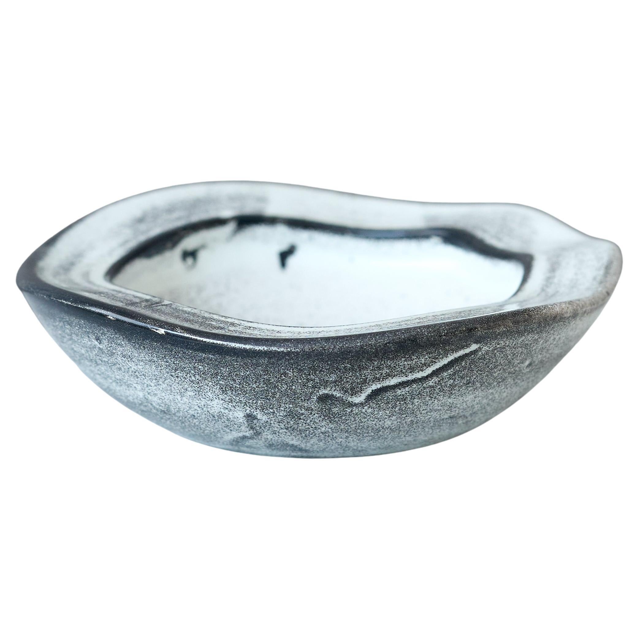 Svend Hammershøi Schale aus schwarz-weißer Eschenglasur. Herman A. Kähler, Dänemark 1930er Jahre im Angebot
