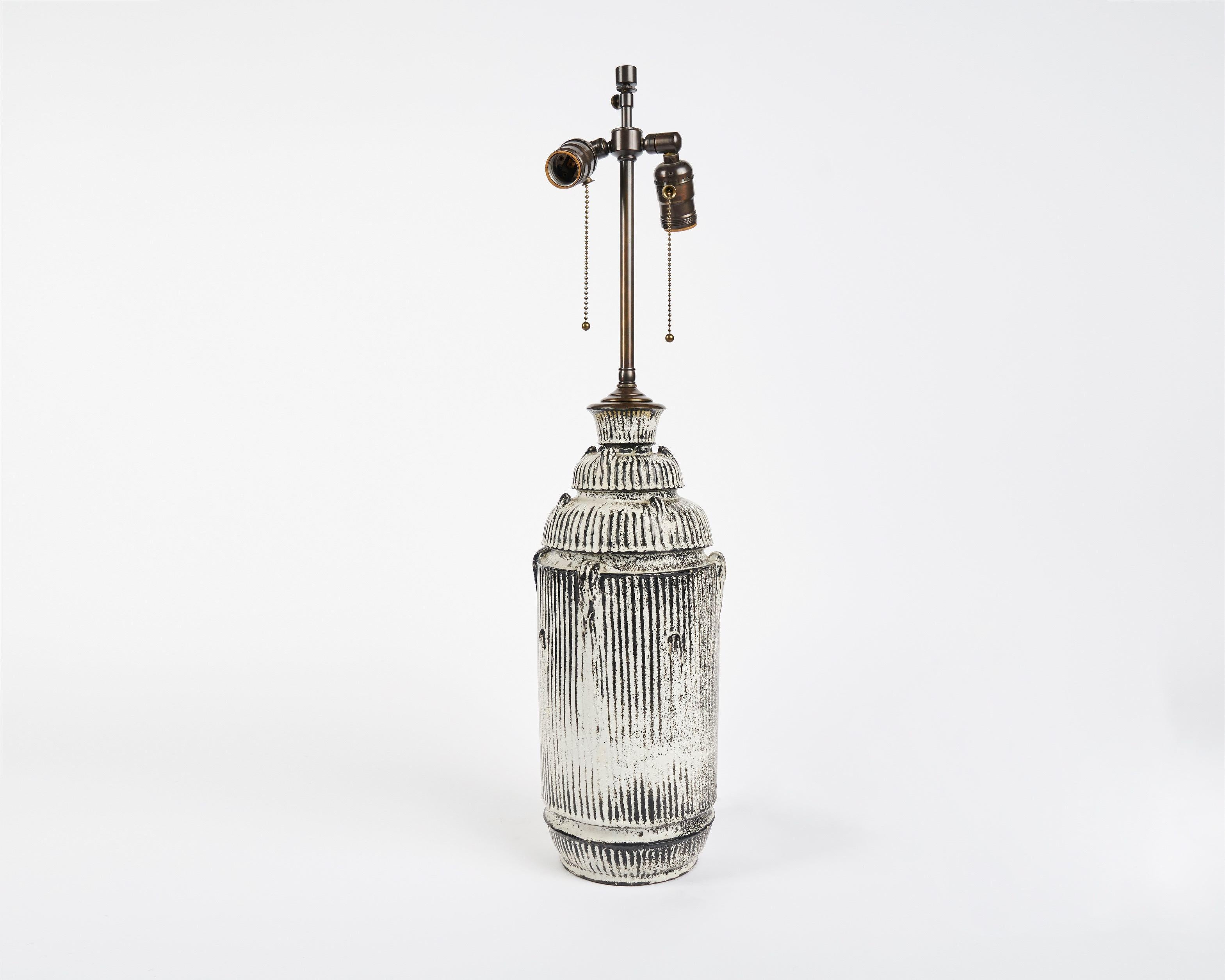 Cette extraordinaire lampe en céramique du milieu des années 1920 présente l'élégance tranquille et confortable caractéristique du design de la région.