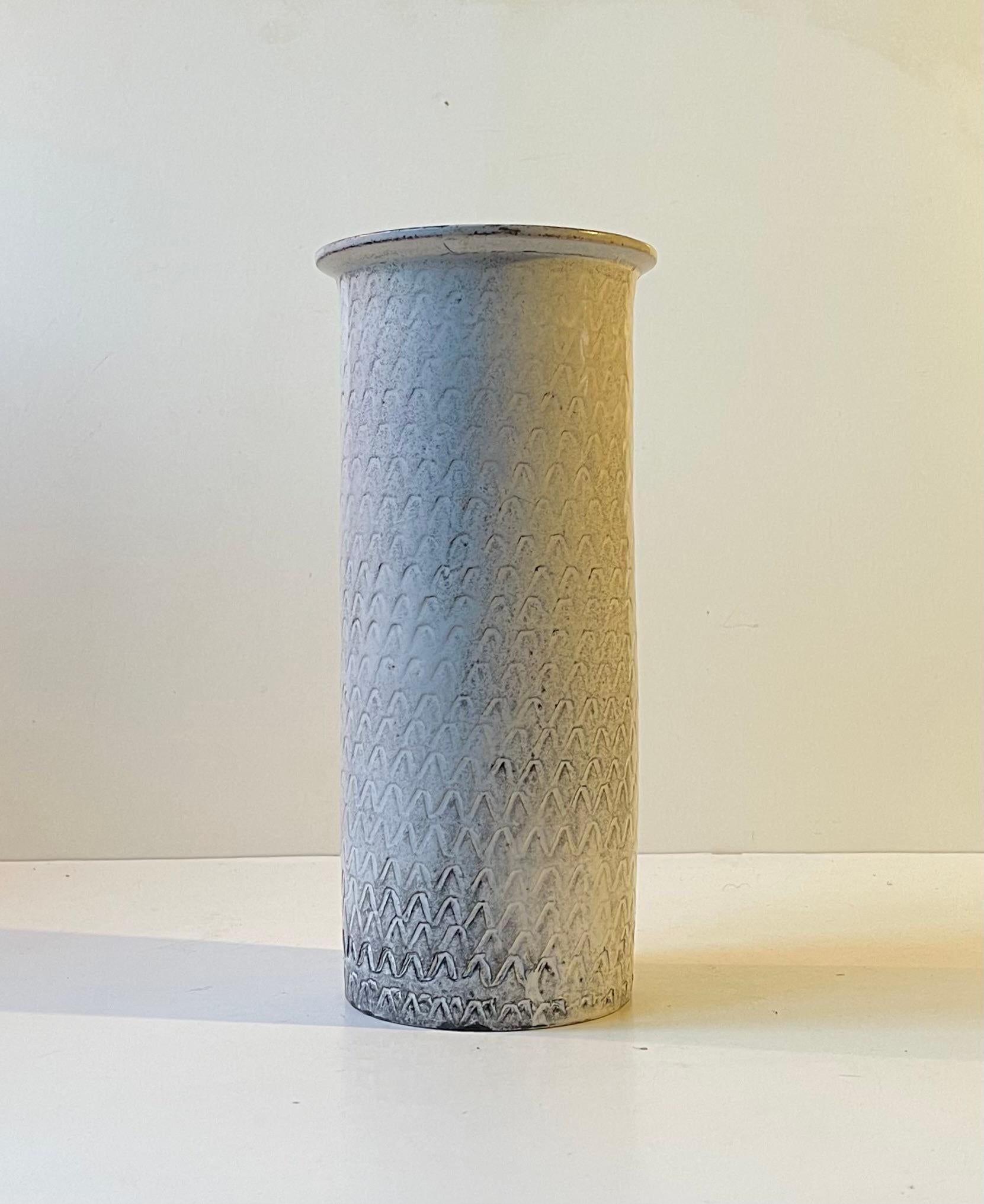 Un sostanzioso e alto vaso in ceramica di Hammershoi con i suoi caratteristici smalti bianchi e neri a base di cenere. Progettato e realizzato negli anni '1930 ispirandosi a elementi architettonici classici e art déco. Lo dimostra la sua rigorosa