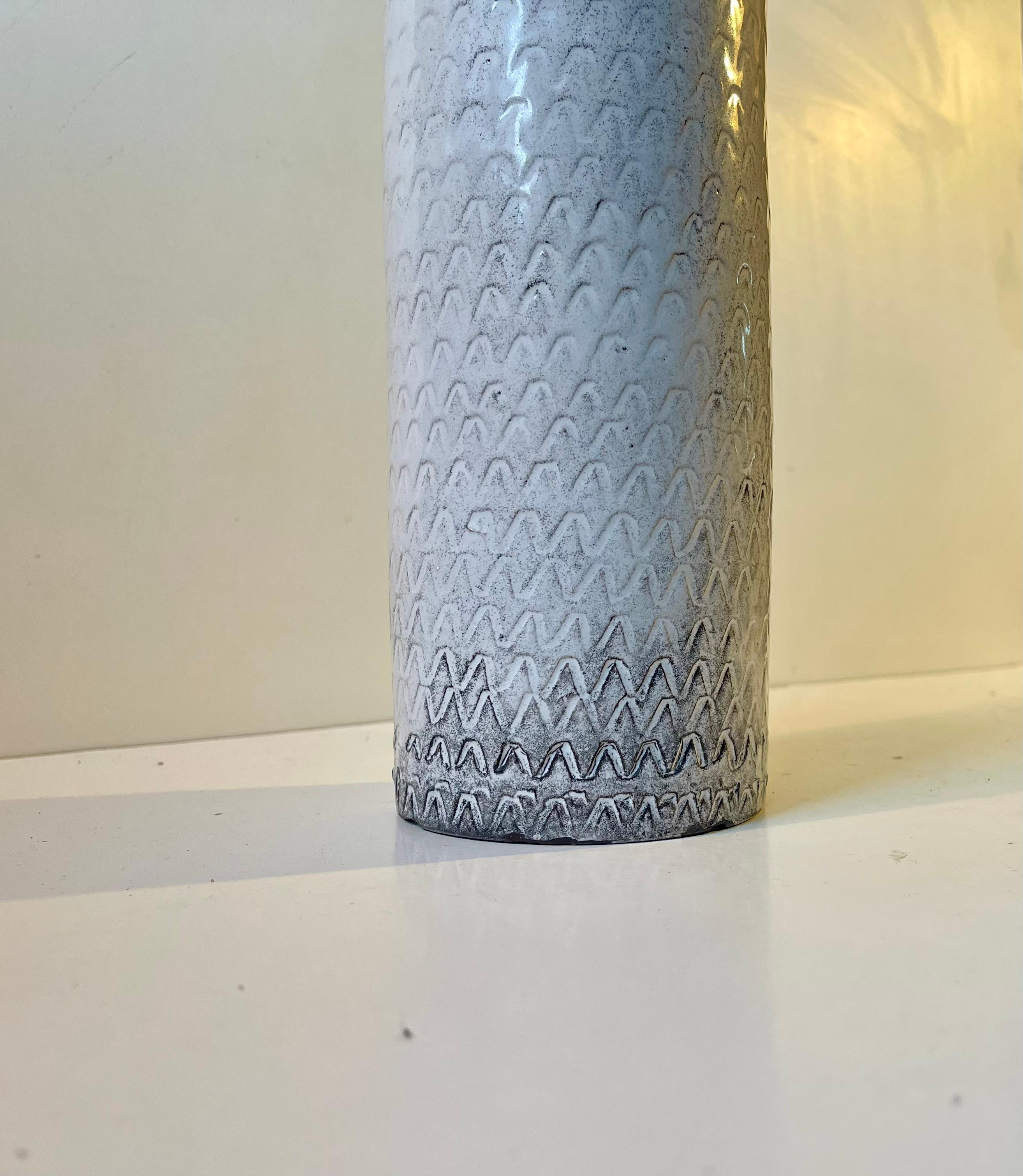 Smaltato Svend Hammershøi Vaso cilindrico con smalti di frassino bianco e nero f Herman A. Kähler in vendita