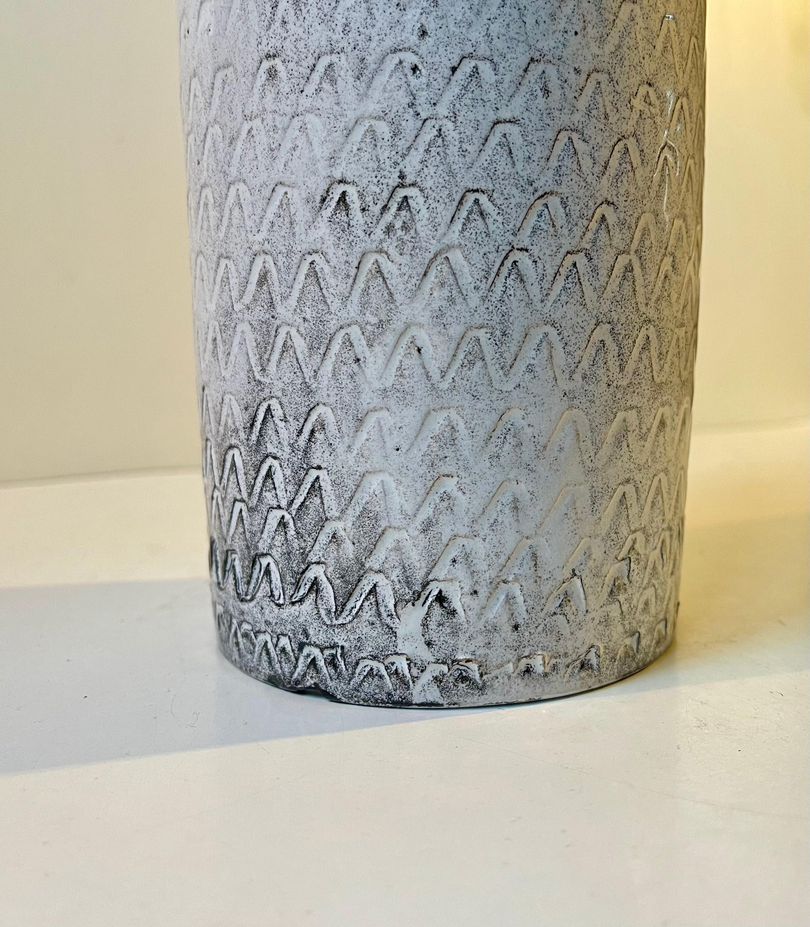 Svend Hammershøi Vaso cilindrico con smalti di frassino bianco e nero f Herman A. Kähler In condizioni buone in vendita a Esbjerg, DK