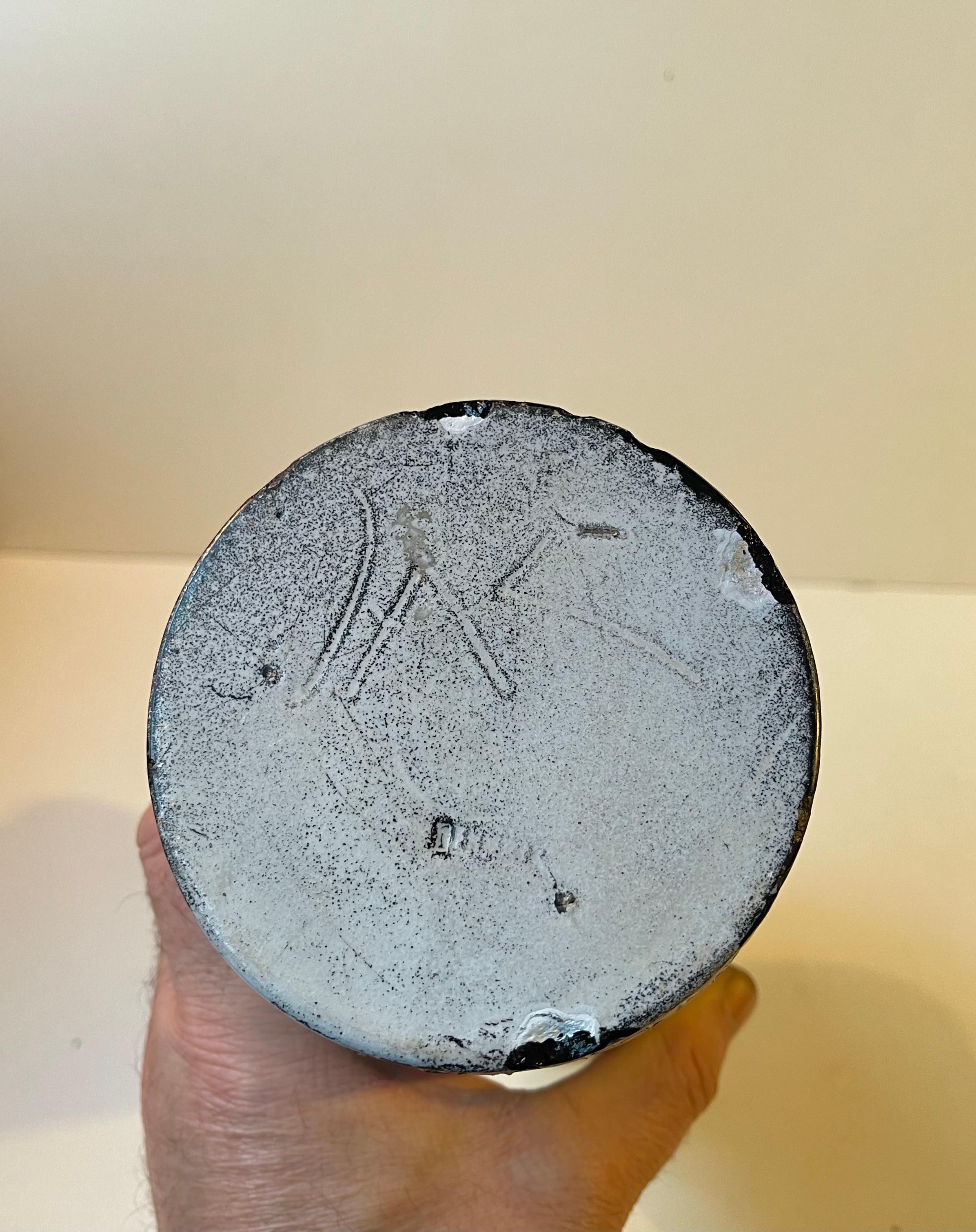 Metà XX secolo Svend Hammershøi Vaso cilindrico con smalti di frassino bianco e nero f Herman A. Kähler in vendita