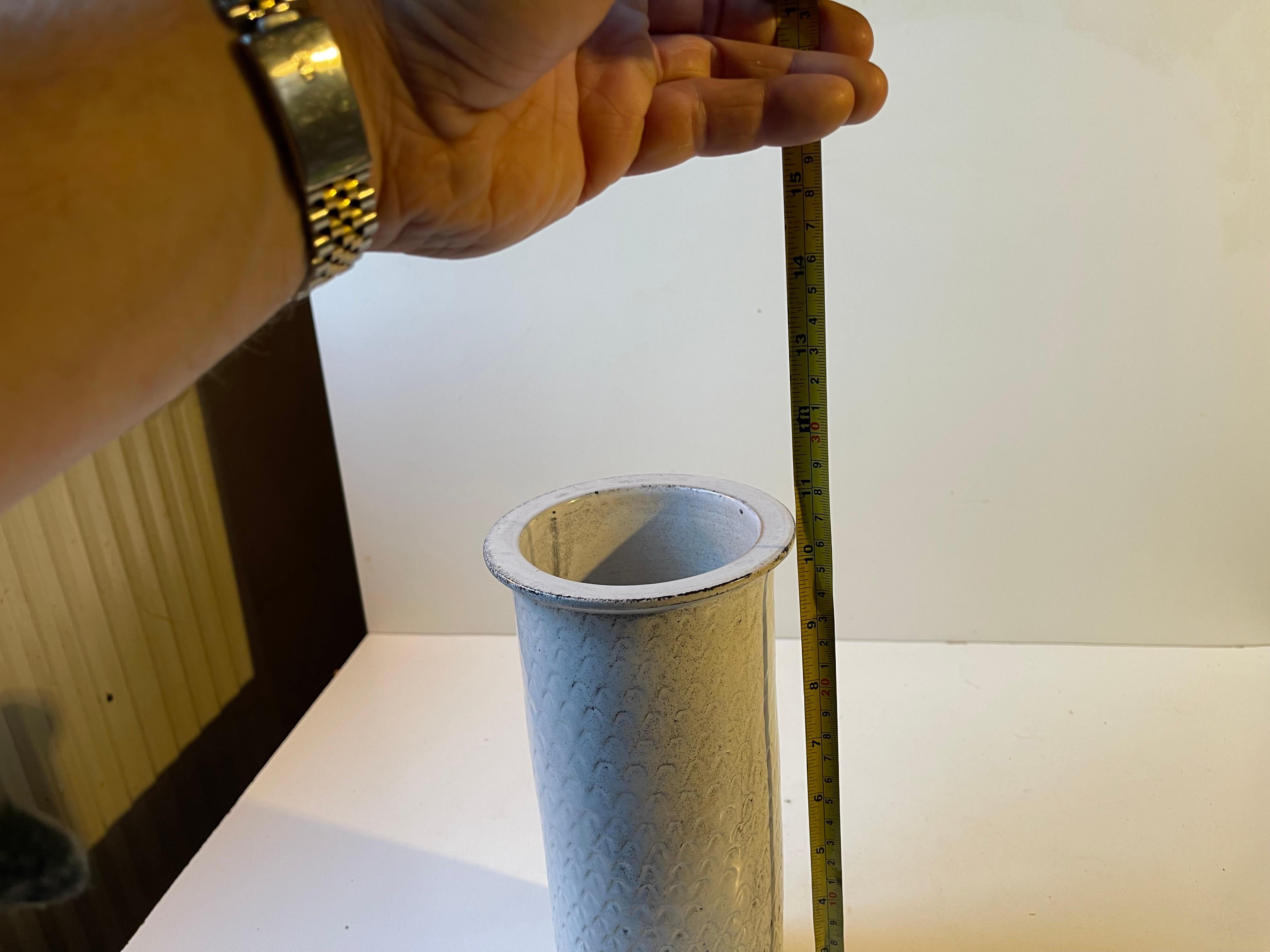 Ceramica Svend Hammershøi Vaso cilindrico con smalti di frassino bianco e nero f Herman A. Kähler in vendita