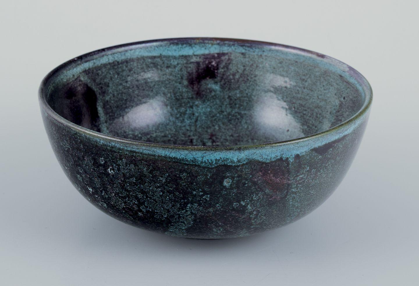 I prodotti usati sono esenti da dazi all'importazione per i clienti statunitensi. 
Pertanto, al tuo acquisto non saranno applicate tariffe di importazione.

Svend Hammershøi per Kähler. 
Ciotola in ceramica con doppio smalto nero-verde.
Circa