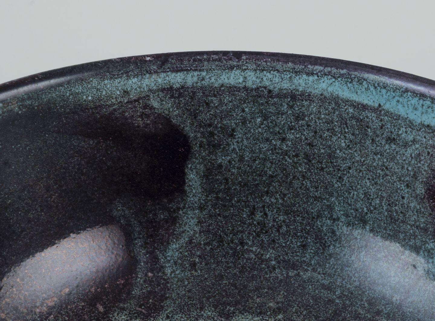 Danese Svend Hammershøi per Kähler.  Ciotola in ceramica con doppio smalto nero-verde. in vendita