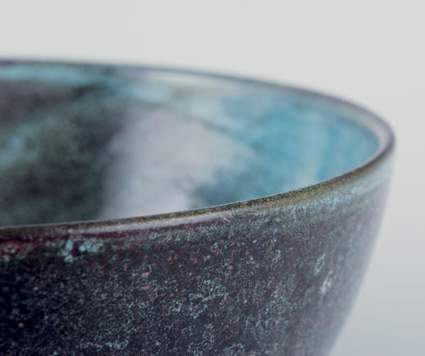 Smaltato Svend Hammershøi per Kähler.  Ciotola in ceramica con doppio smalto nero-verde. in vendita