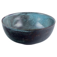 Svend Hammershøi para Kähler.  Cuenco de cerámica con doble vidriado negro-verde.