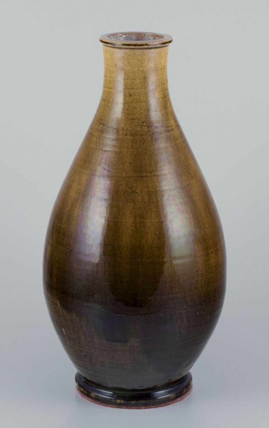 Svend Hammershøi pour Kähler.
Vase de sol en céramique à glaçure jaune uranium.
Forme classique.
Datation : 1930s.
Parfait état.
Marqué.
Dimensions : D 48,0 cm. x D 22,0 cm

Les produits d'occasion sont exonérés de droits d'importation pour les