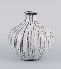 Svend Hammershøi for Kähler. Ceramic vase in black-grey double glaze. 1930s