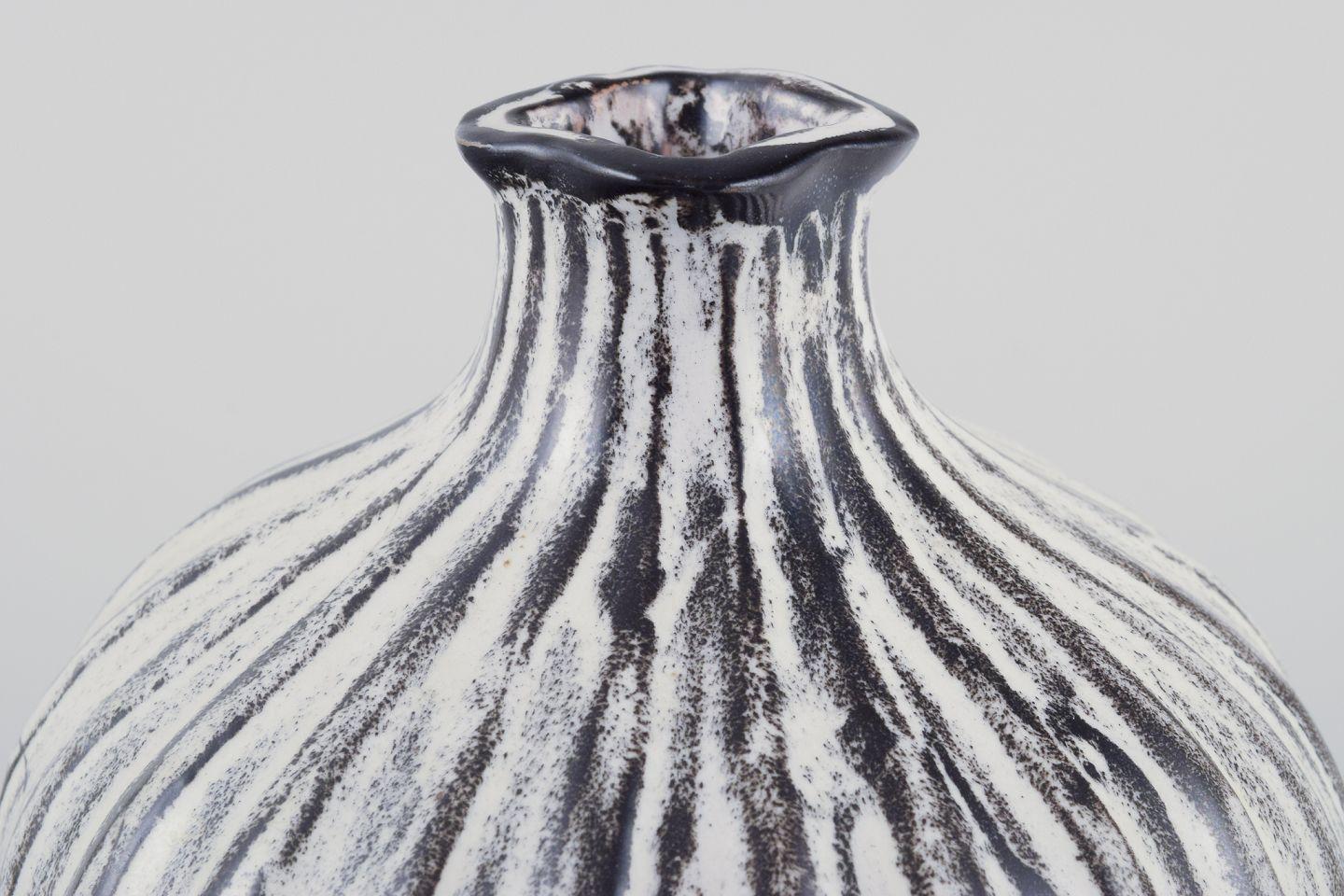 Svend Hammershøi for Kähler. Ceramic vase in black-grey double glaze. 1930s In Excellent Condition For Sale In København, Copenhagen