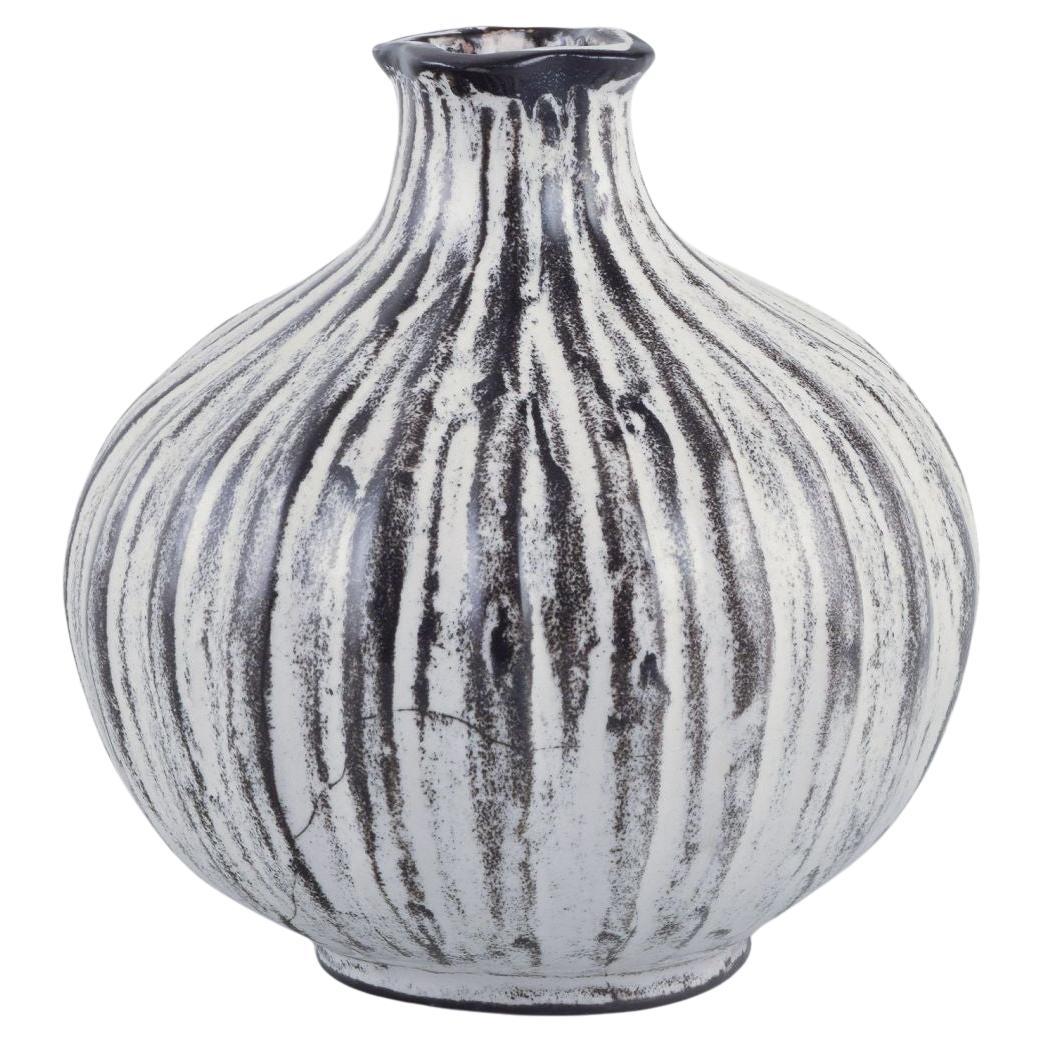 Svend Hammershøi for Kähler. Ceramic vase in black-grey double glaze. 1930s For Sale