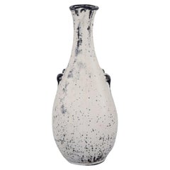 Svend Hammershøi per Kähler. Vaso in ceramica con collo stretto. 1930 circa