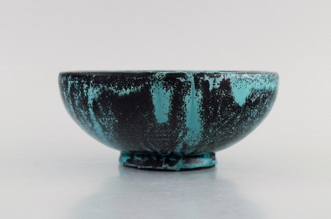 Svend Hammershøi for Kähler, Denmark. Bowl in glazed stoneware. 
Beautiful black-green double glaze. 
1930s / 40s.
Measures: 16 x 7 cm.
Signed.
In excellent condition.