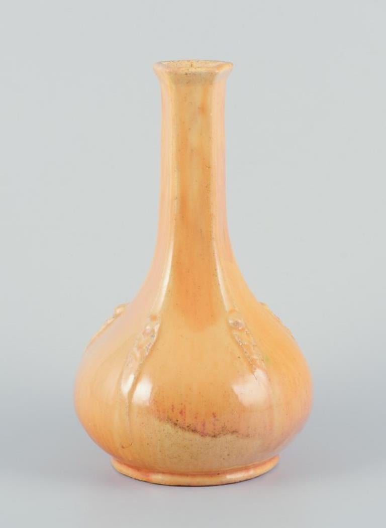 Svend Hammershøi (1873-1948) per Kähler, Danimarca.
Vaso in ceramica con smalto all'uranio. Collo pentagonale e sottile.
Realizzato a mano.
Circa anni '30.
Contrassegnato.
Condizioni perfette.
Dimensioni: H. H. 21,5 cm. x P. 13,0 cm.