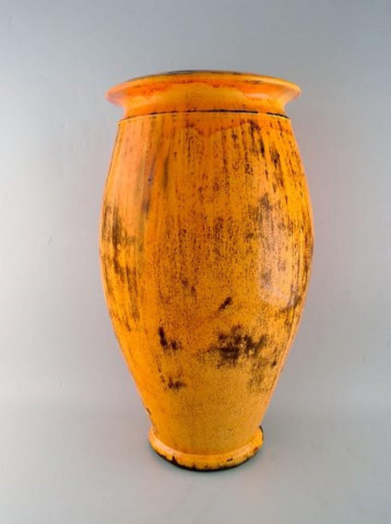 Svend Hammershøi for Kähler, Denmark. Colossal vase in glazed stoneware. Beautiful yellow uranium glaze.
1930s-1940s.
In very good condition.
Stamped.
Measures: 55 x 30 cm.