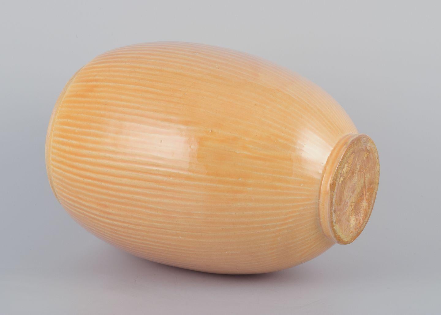 Svend Hammershøi for Kähler, Denmark. Large ceramic vase in uranium glaze. In Excellent Condition For Sale In Copenhagen, DK